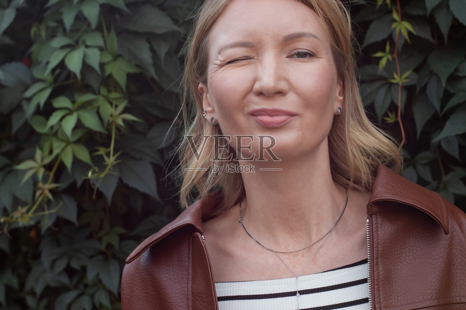 女人奇怪表情的肖像照片摄影图片