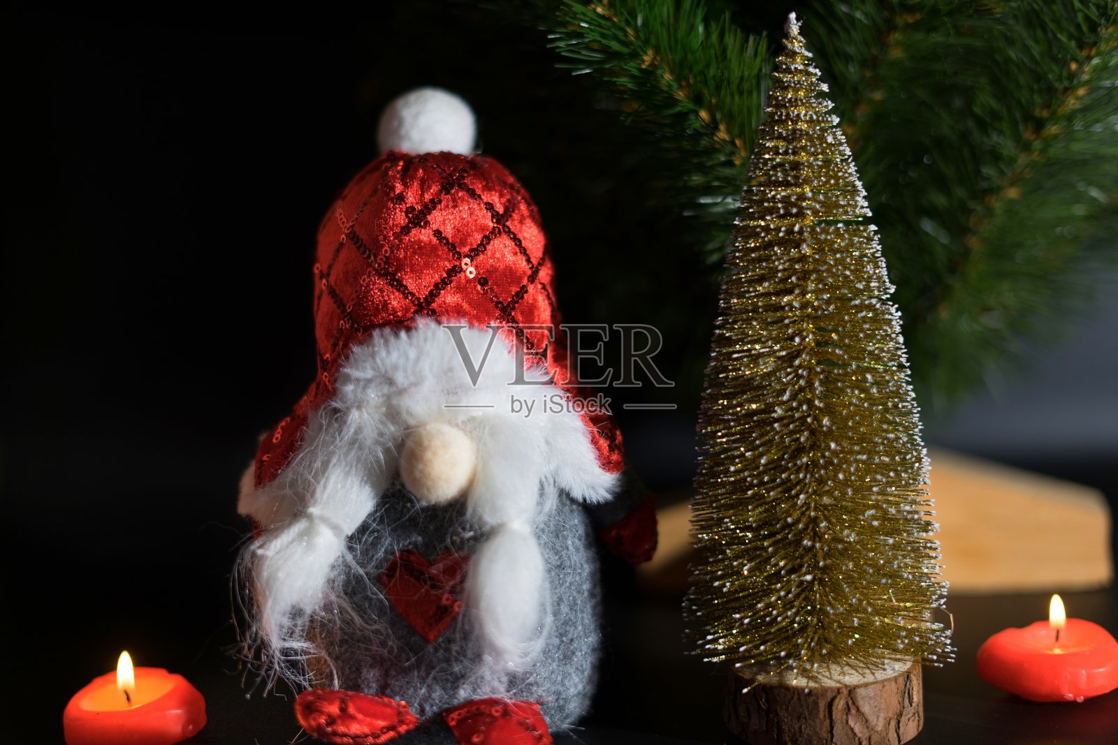 侏儒雕像和圣诞树照片摄影图片