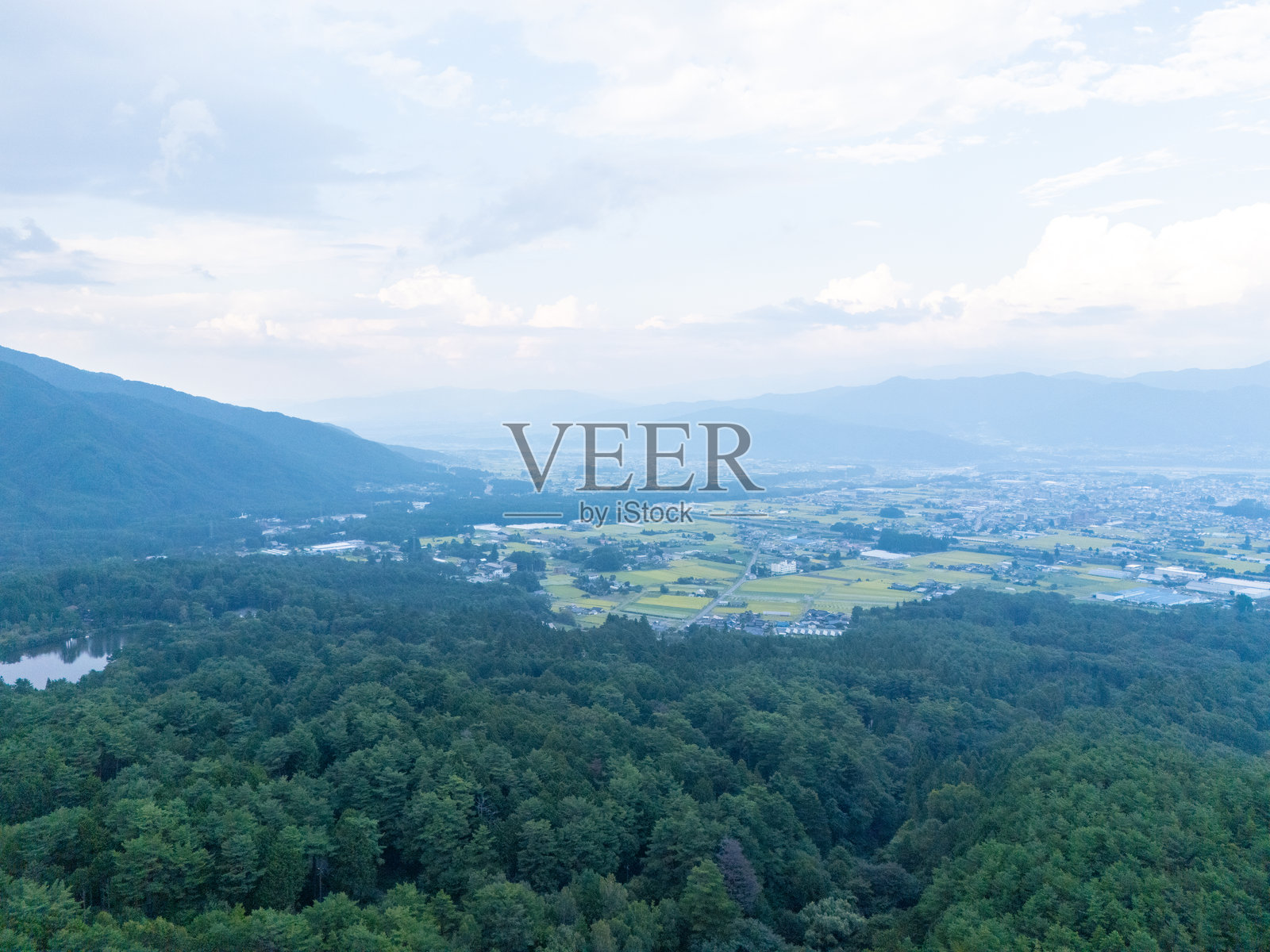 从日本长野县小牧野市的山顶俯瞰城市的航拍照片照片摄影图片