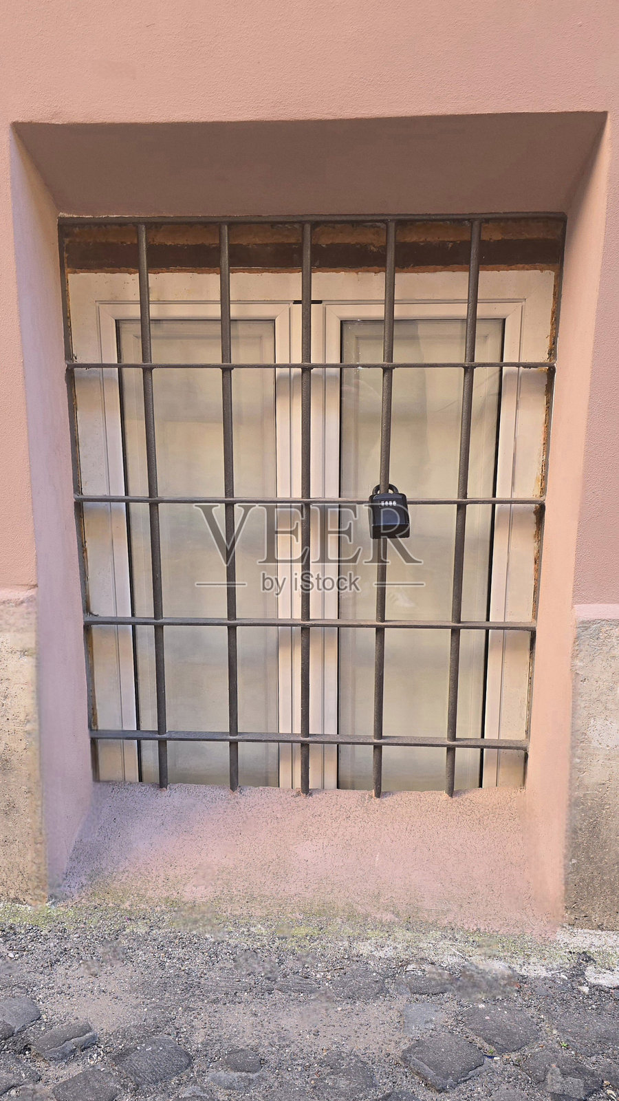 带锁的钥匙箱在铁栅窗上照片摄影图片