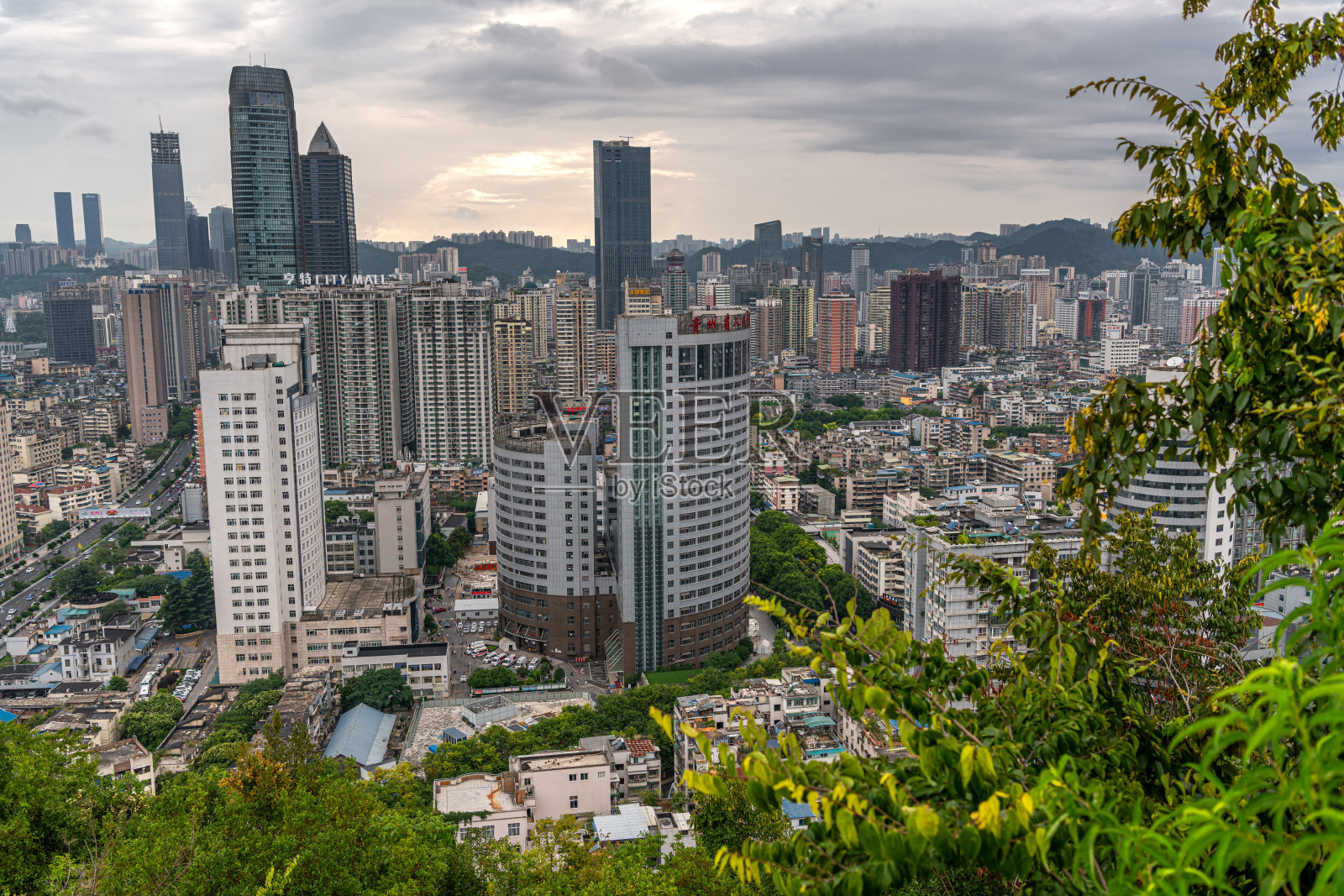 从贵阳千灵山公园俯瞰的贵阳天际线照片摄影图片
