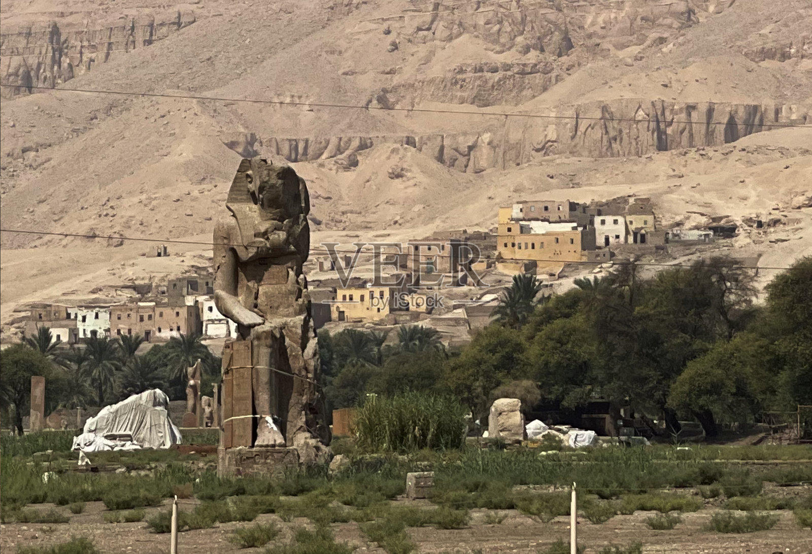 孟农巨像照片摄影图片