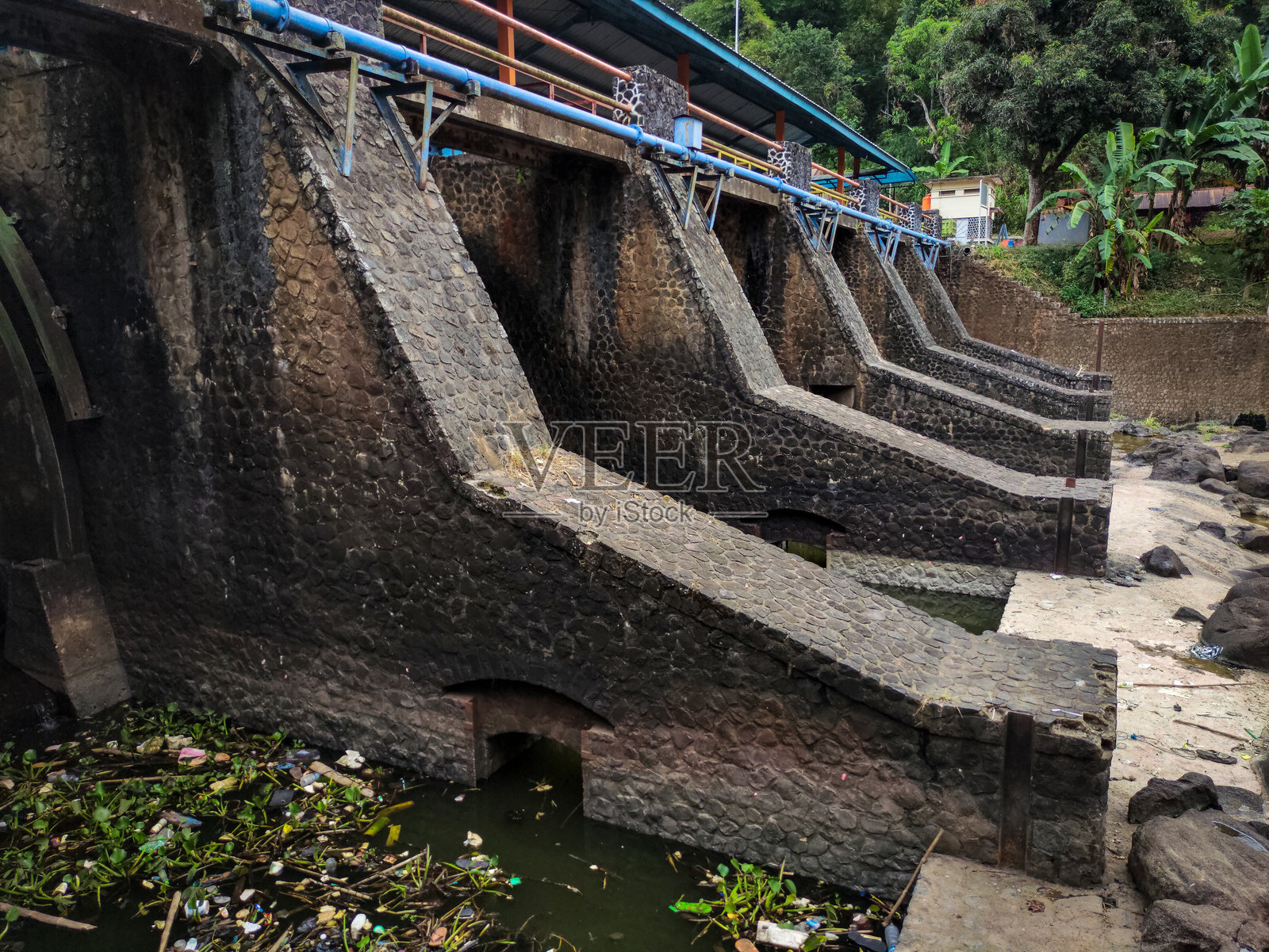 Tuntang大坝水闸：中爪哇历史悠久的荷兰水电设施照片摄影图片