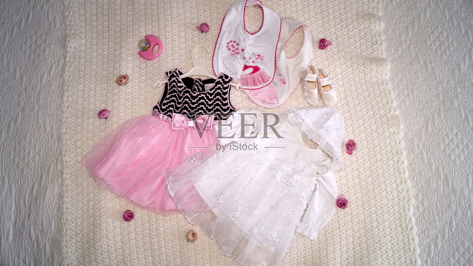 白色毛毯上的婴儿女孩裙子照片摄影图片