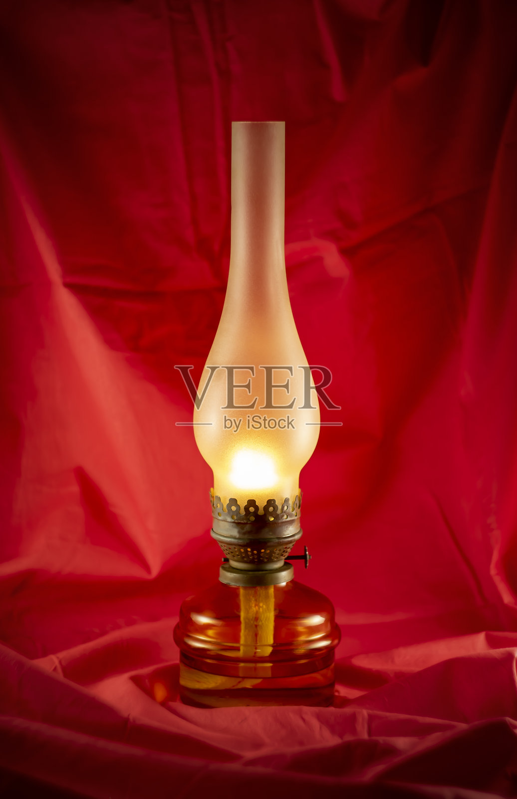 一盏古老生锈的燃烧煤油的灯。照片摄影图片