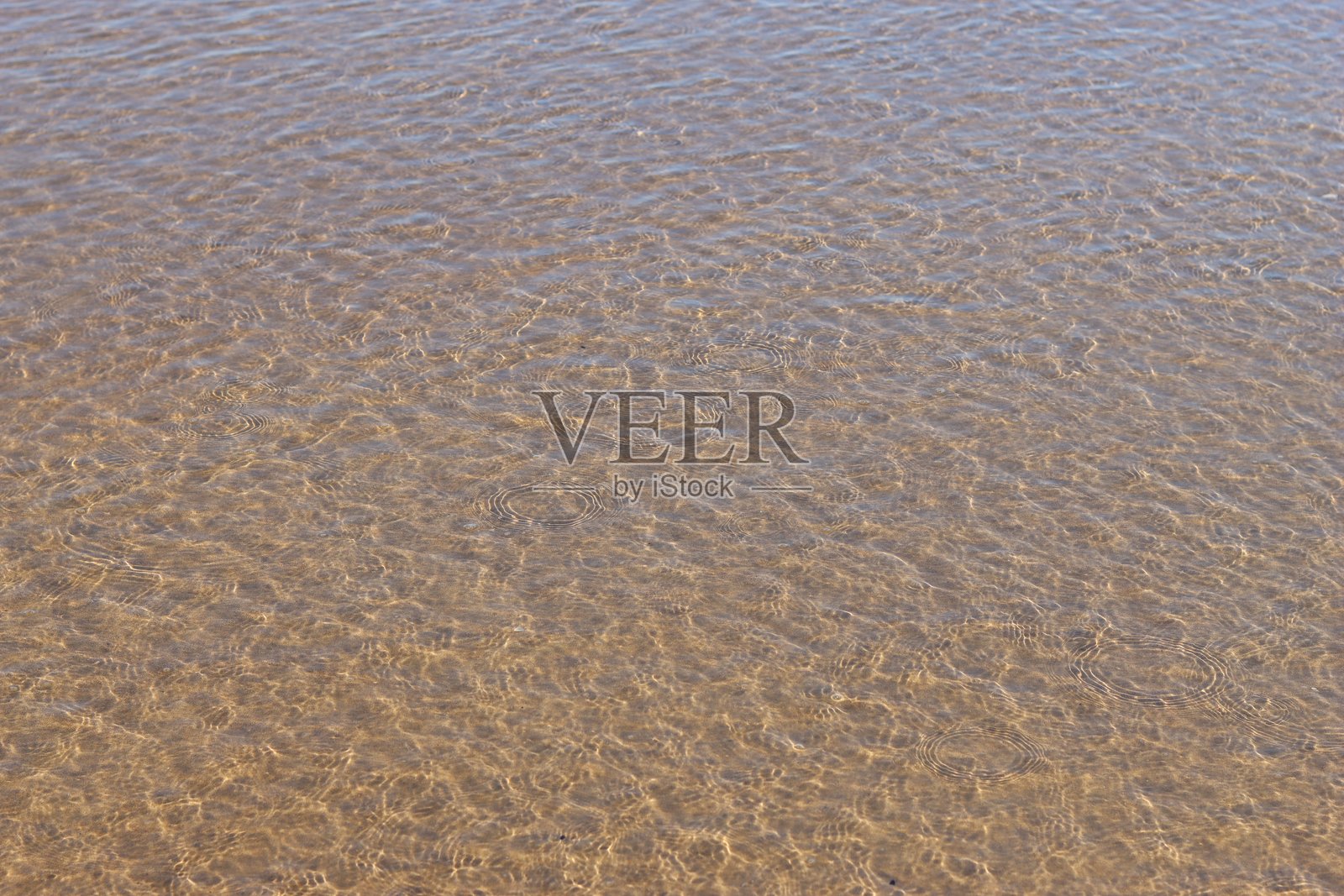 金色沙滩上浅海水轻柔的涟漪照片摄影图片