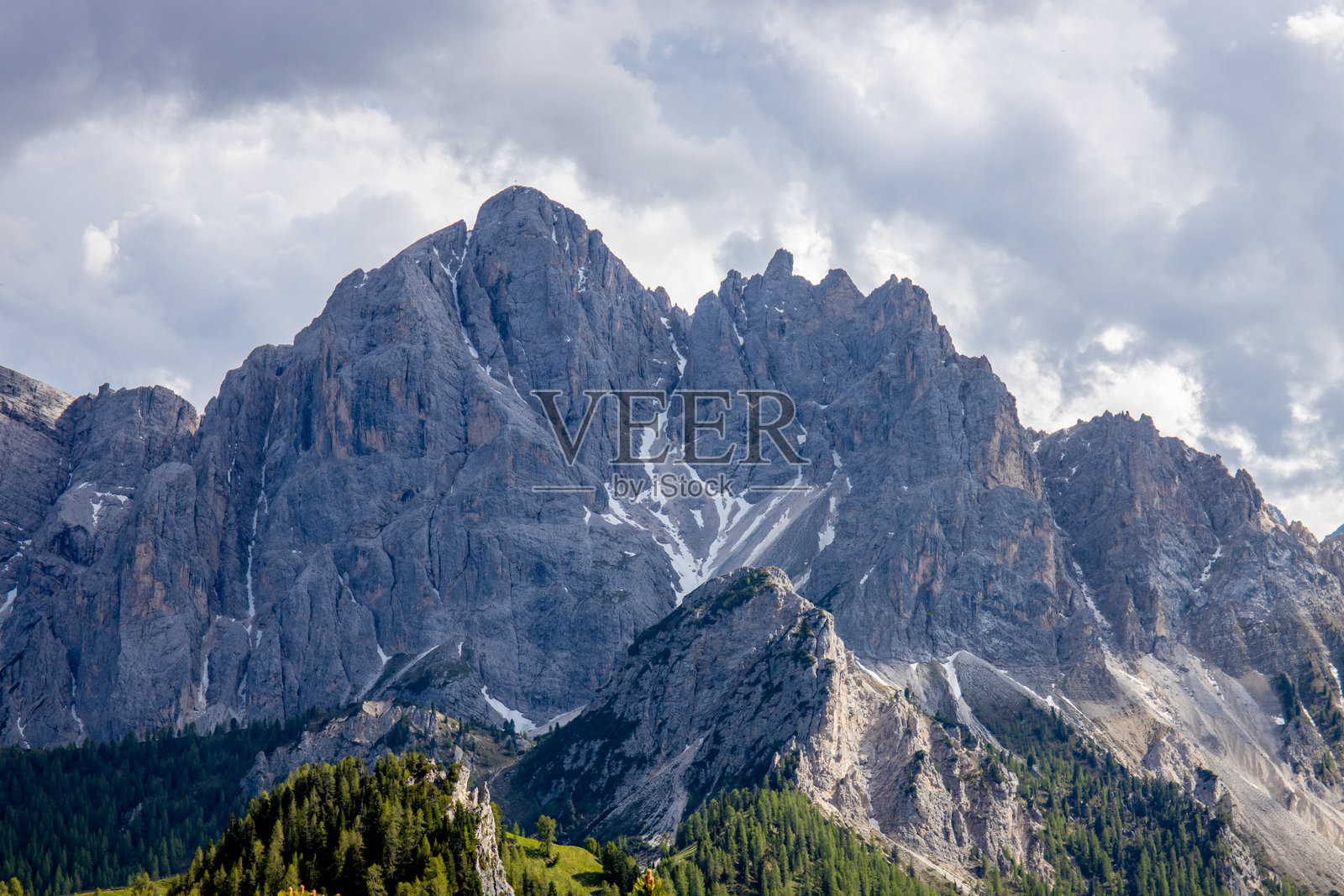 多洛米蒂山脉秋季恶劣天气，暴风雨前的阴暗多云天空照片摄影图片