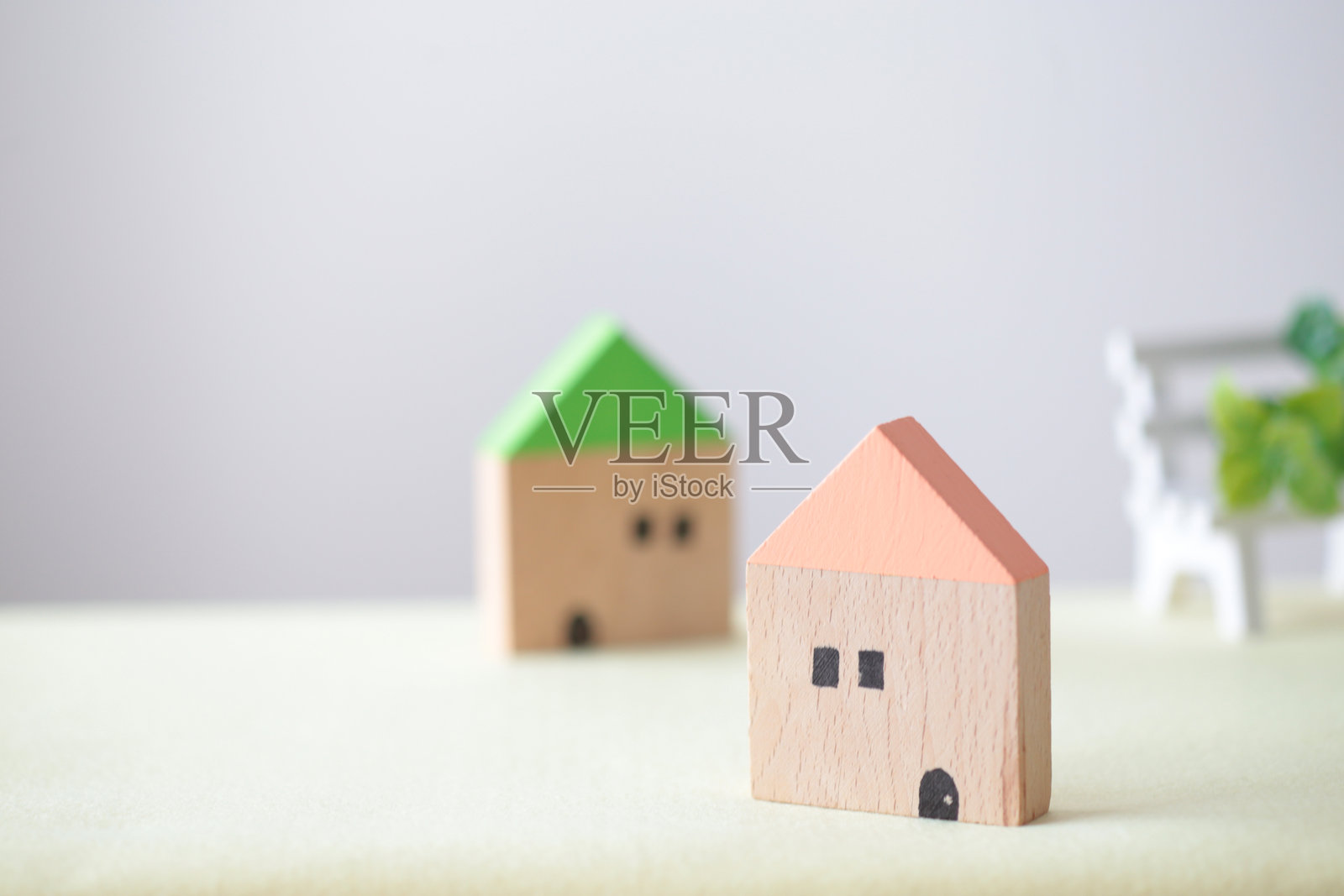 窗边的微型房屋模型照片摄影图片