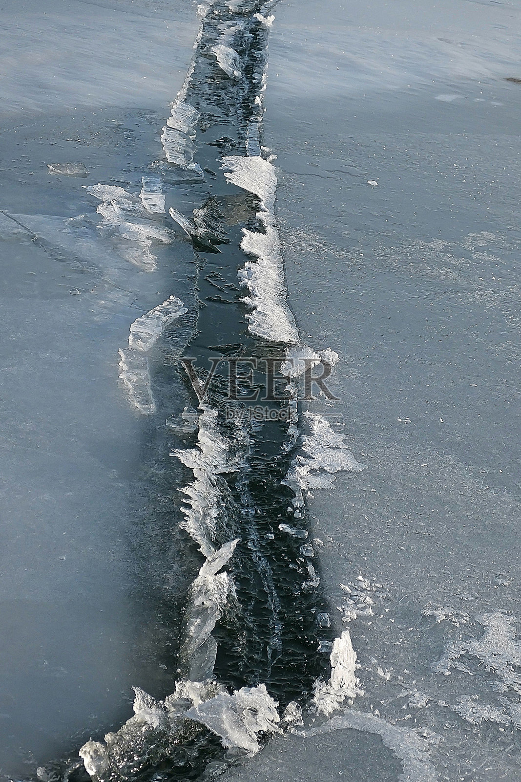 冰面上的裂缝照片摄影图片