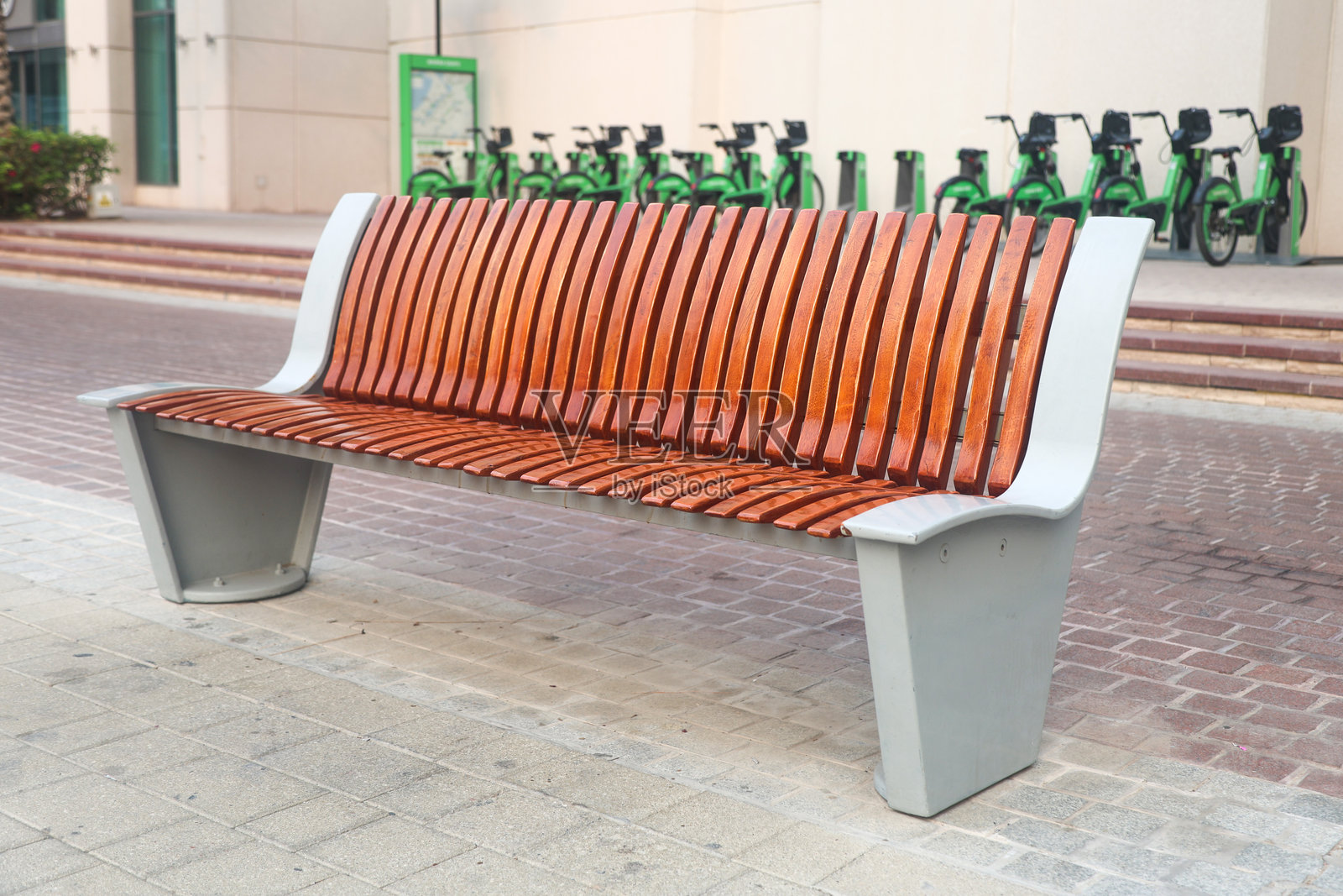 清晨空荡荡的街道上没有人的长椅照片摄影图片