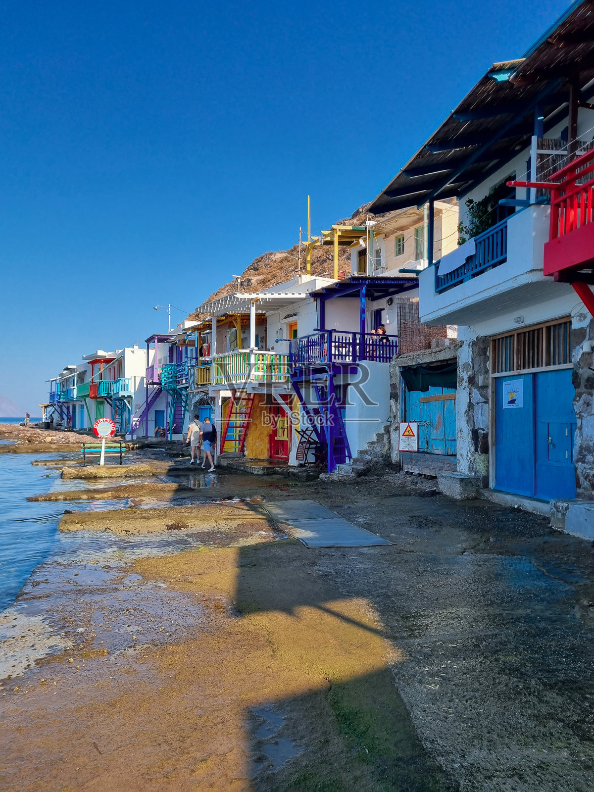 希腊基克拉泽斯群岛米洛斯岛的克利马渔村色彩斑斓的房屋照片摄影图片