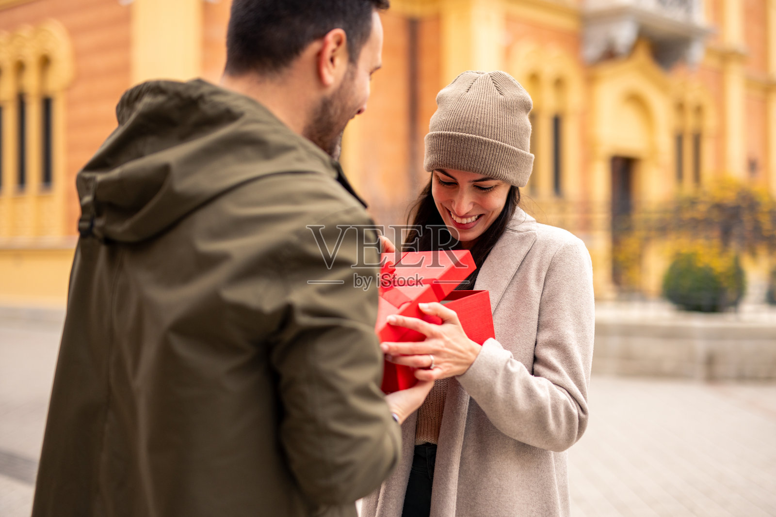 快乐的白人夫妇庆祝礼物交换照片摄影图片