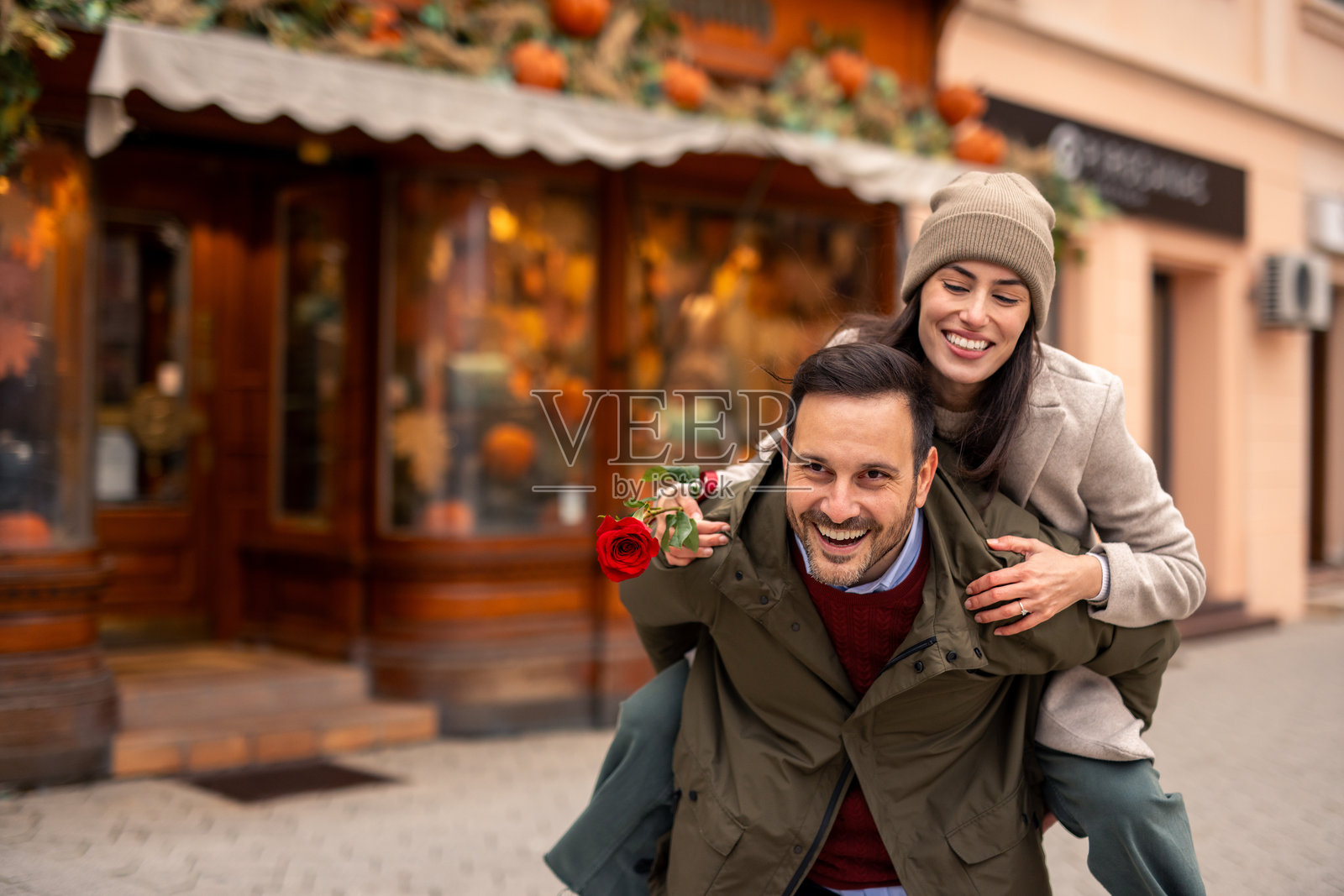 快乐的白人情侣在愉快的散步中庆祝爱情照片摄影图片