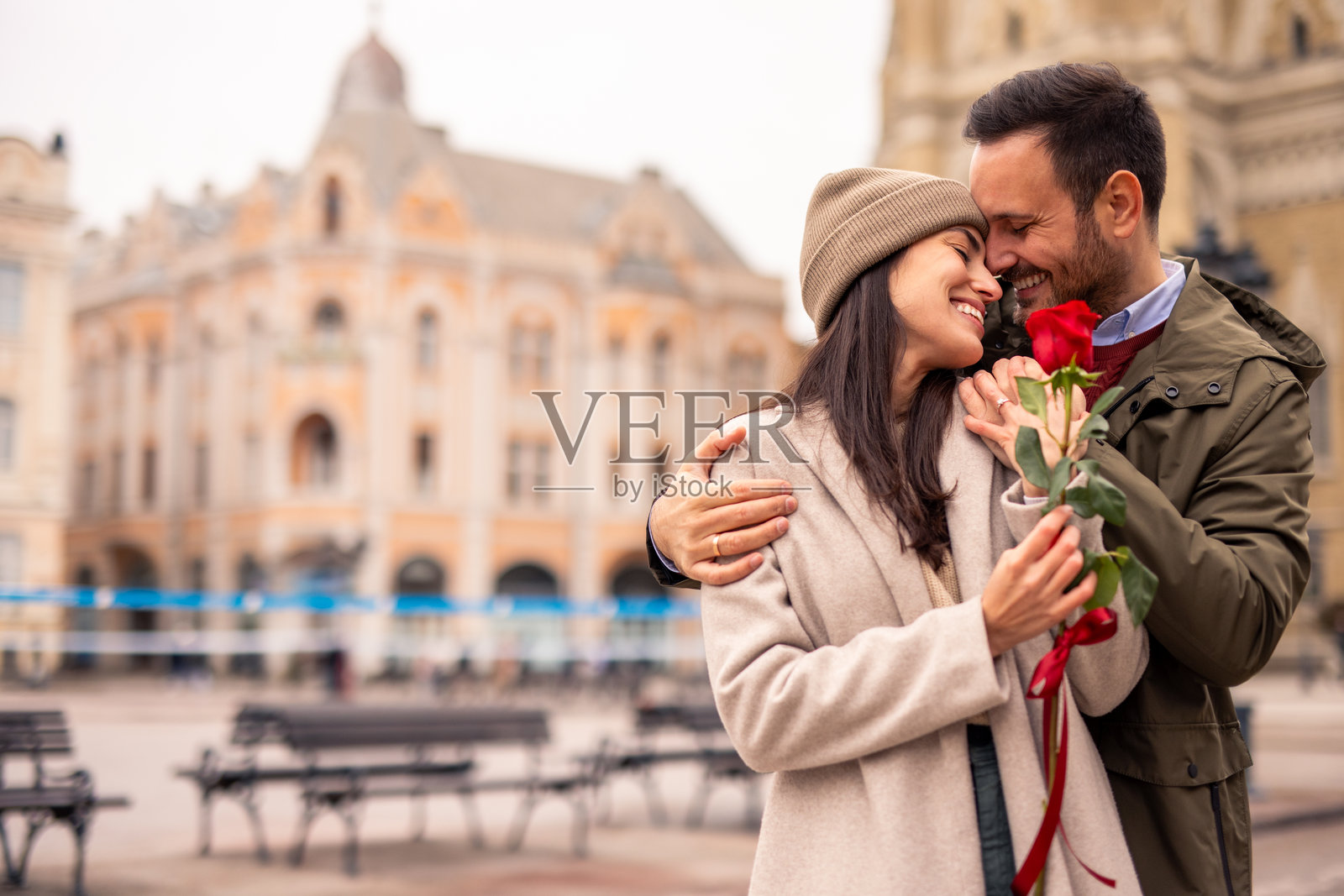 快乐的白人男性用浪漫的举动给伴侣带来惊喜照片摄影图片