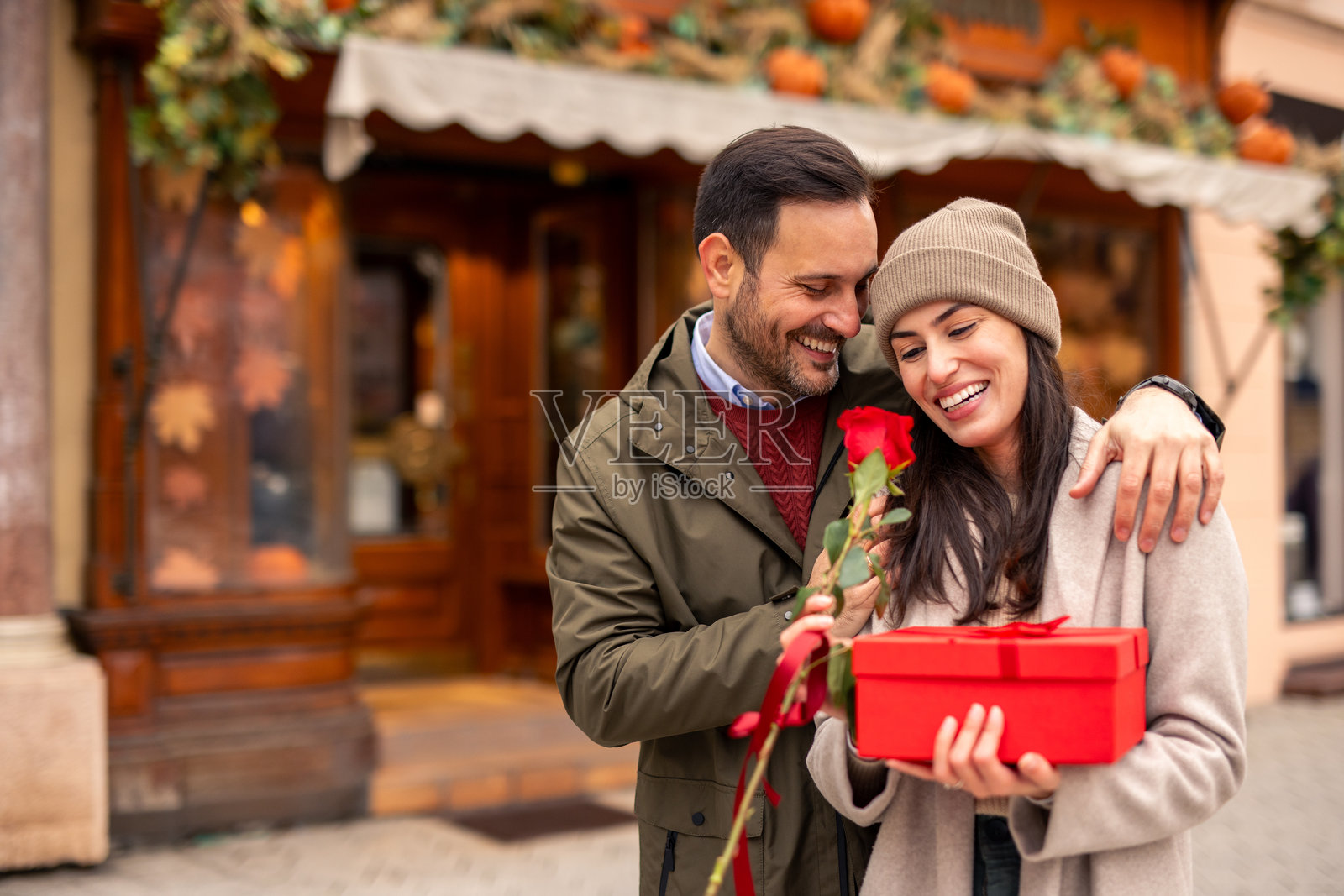 快乐的白人情侣拥抱情人节礼物照片摄影图片
