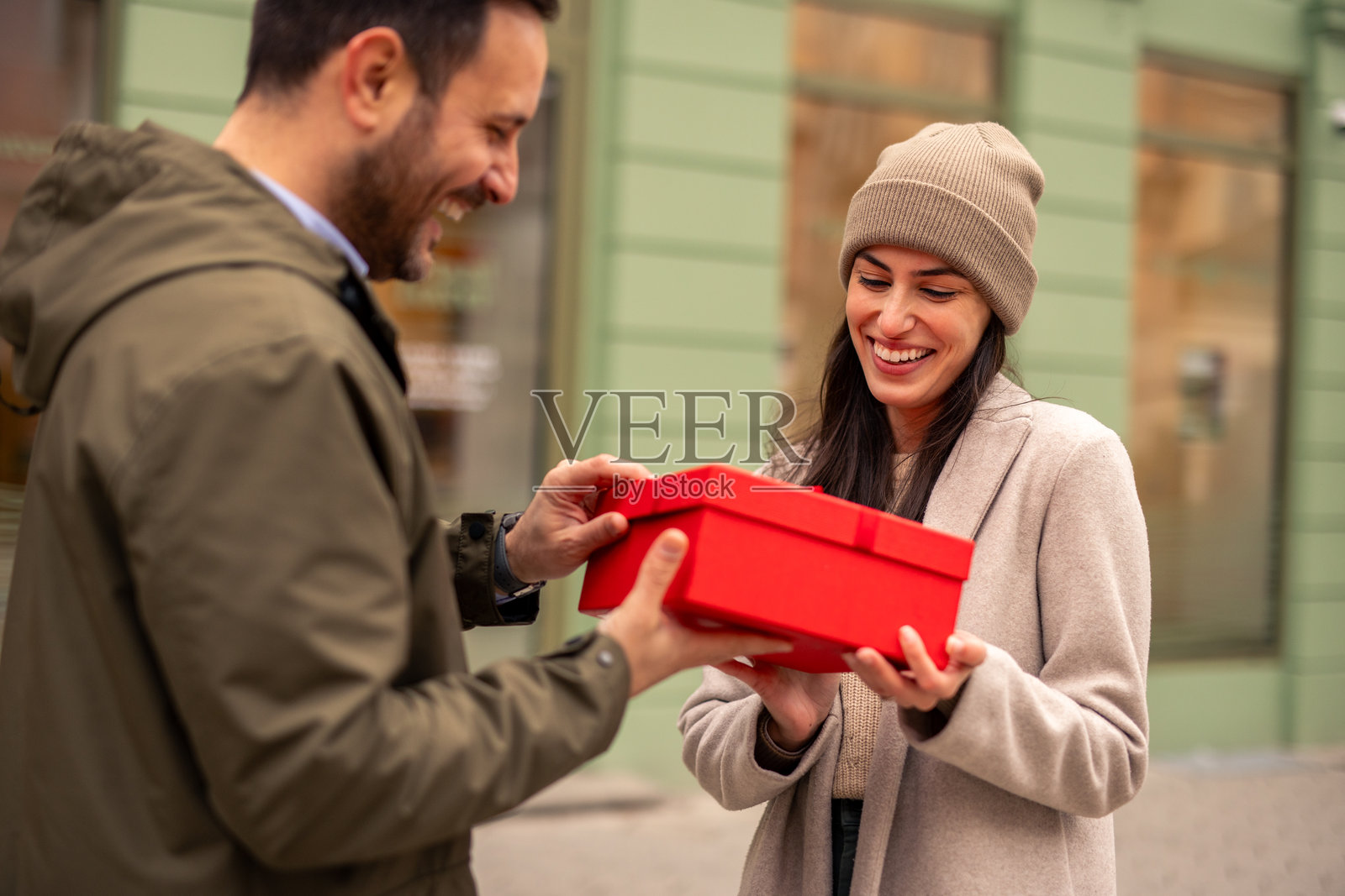 快乐的白人夫妇庆祝互赠礼物照片摄影图片