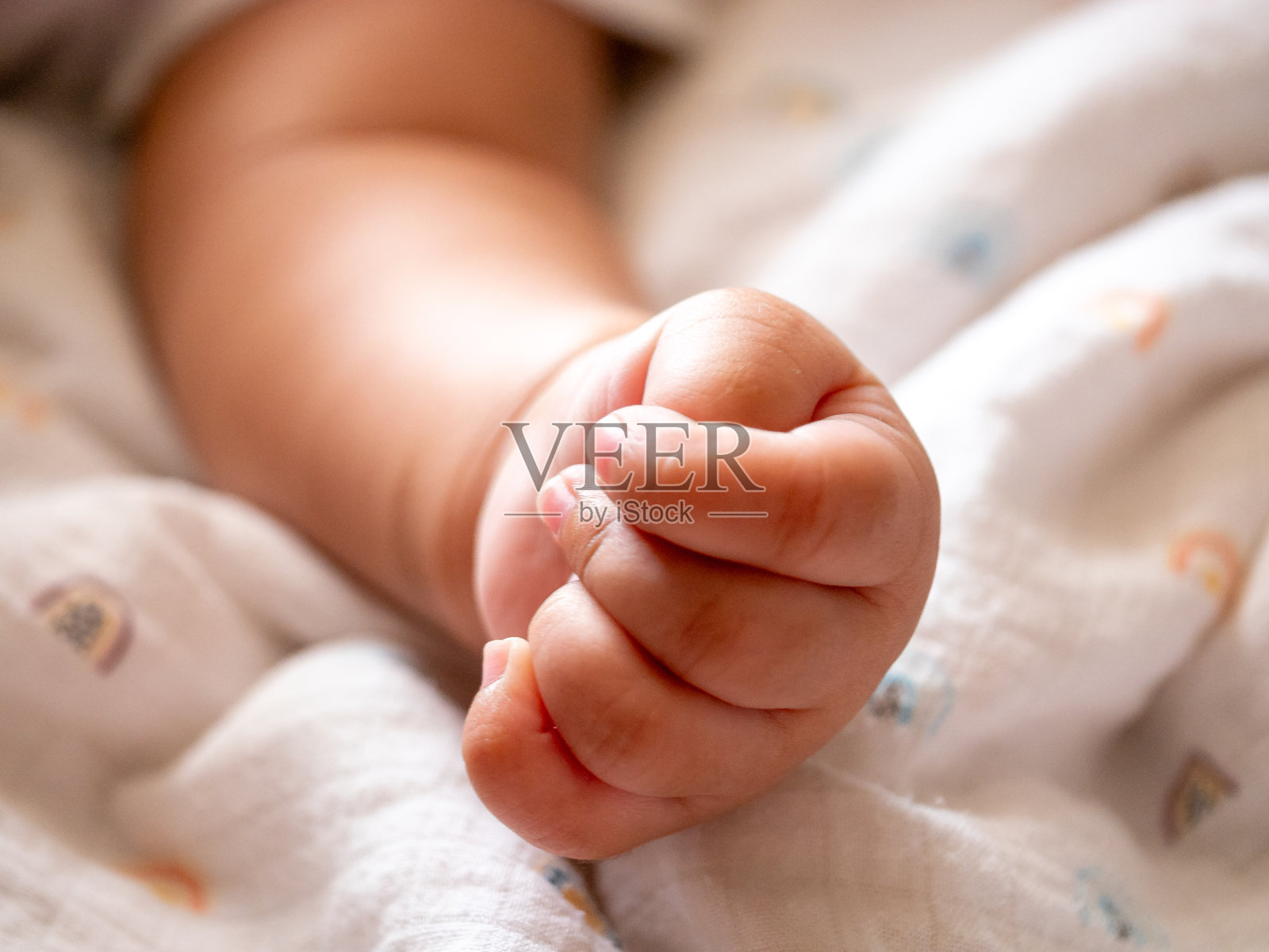 新生儿的小手，家庭温馨时刻，柔和的光线，特写镜头，珍惜早期生命阶段照片摄影图片