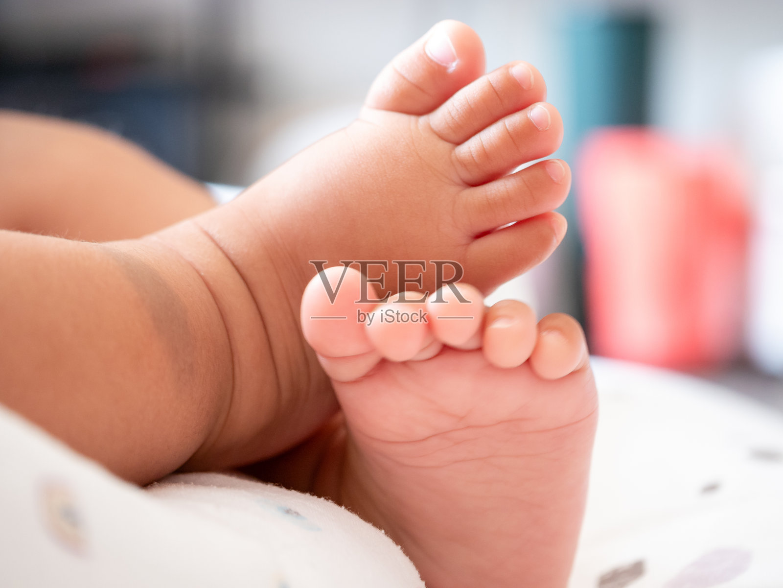 室内家庭环境中新生儿的脚，特写镜头珍惜新生命的时刻照片摄影图片