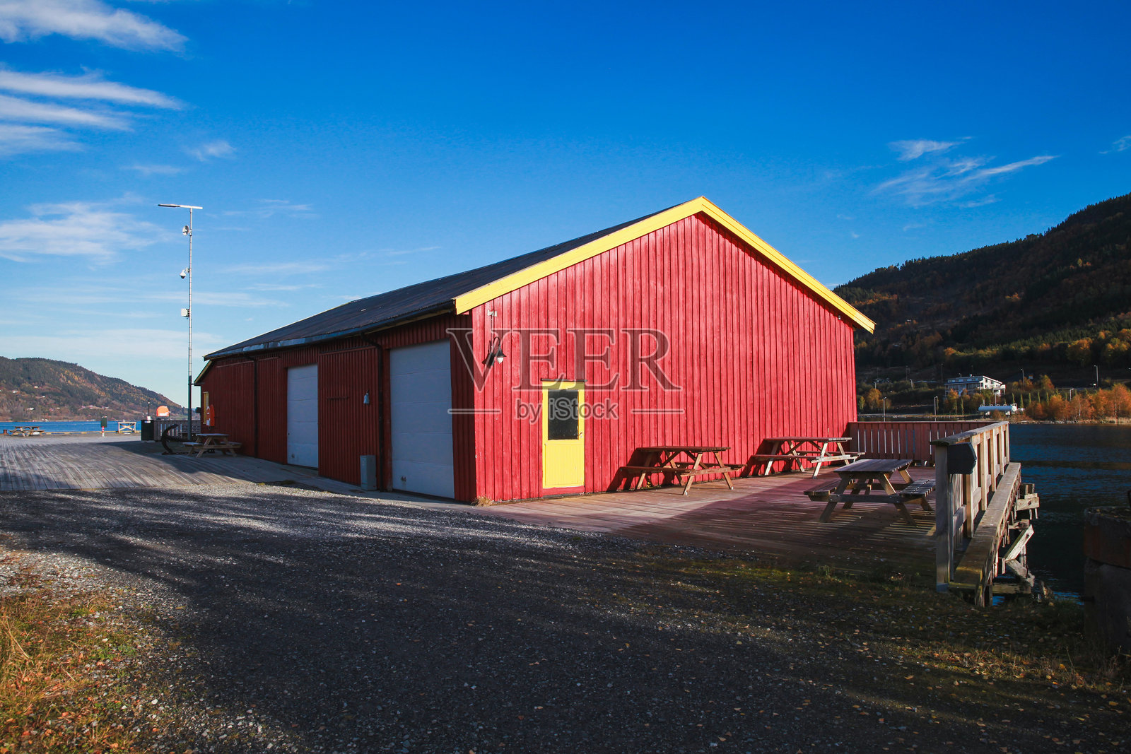 红色木质谷仓在蓝天之下。复古港口建筑。奥尔坎格。照片摄影图片