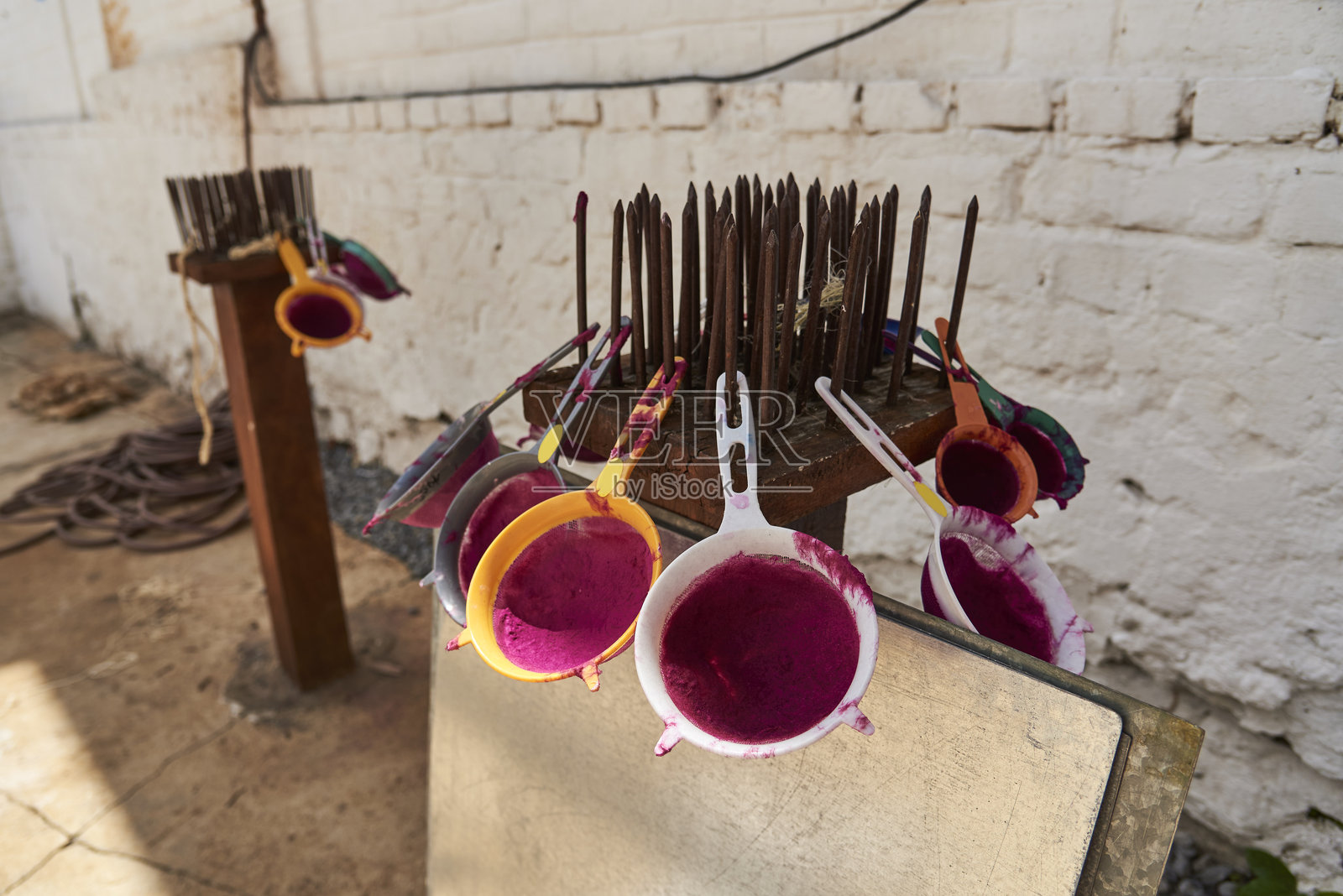 用于手工纸生产中天然纤维染色的过滤器。照片摄影图片