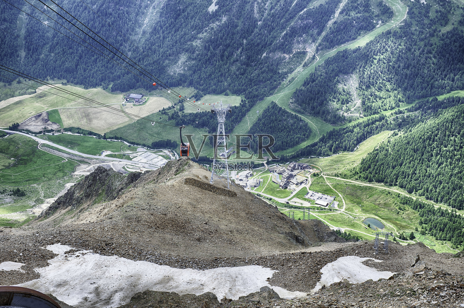 乘坐缆车上升至意大利阿尔卑斯山的施纳尔斯塔尔冰川照片摄影图片