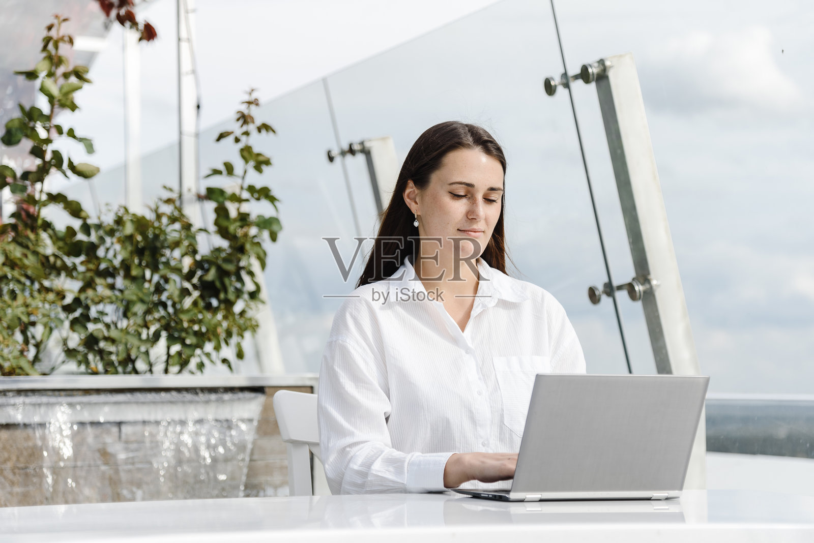 咖啡馆里使用笔记本的自由职业者照片摄影图片