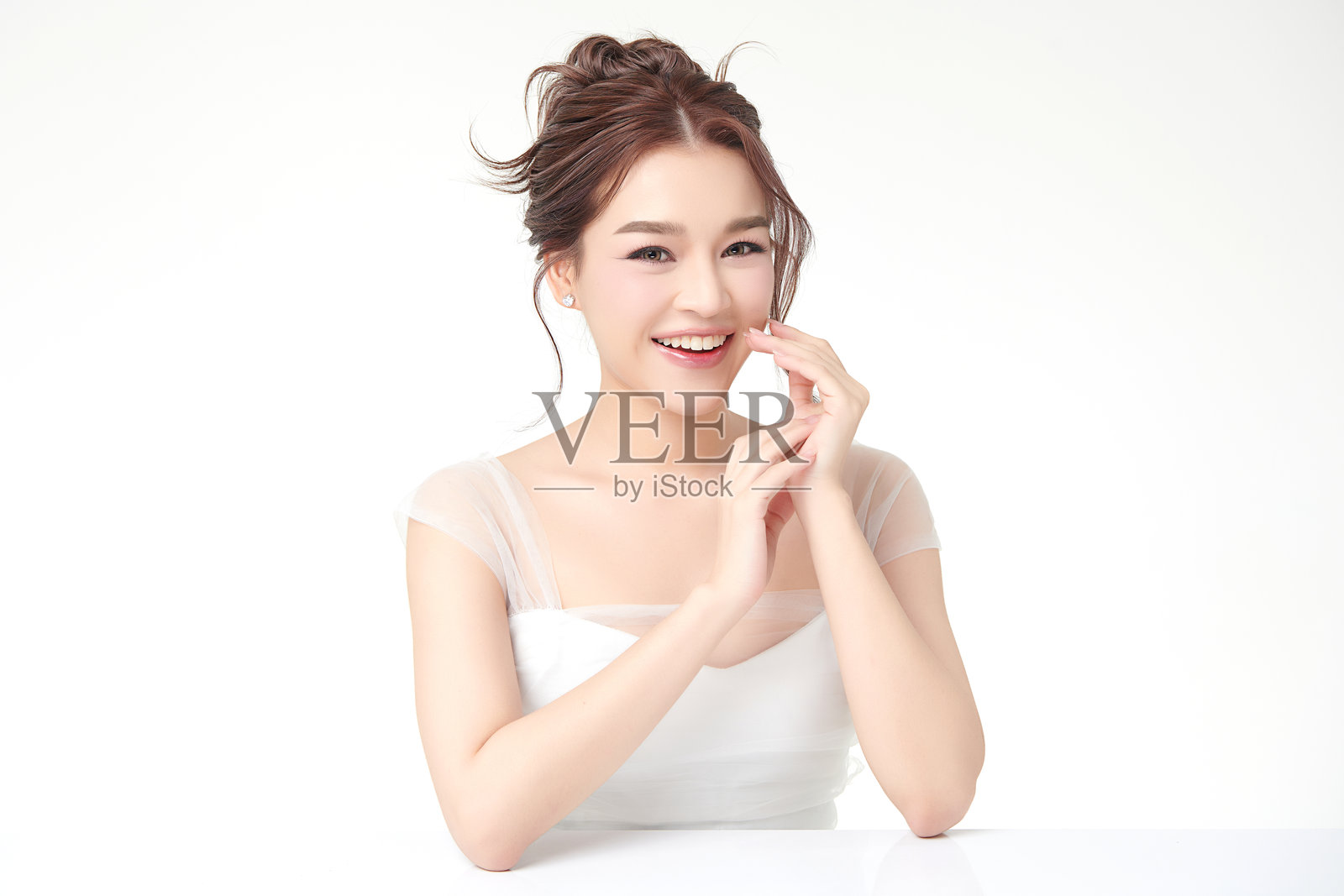 美丽的年轻亚洲女性，肤色洁净清新，背景为白色，面部护理，面部治疗，美容学，美容与水疗，亚洲女性肖像。照片摄影图片