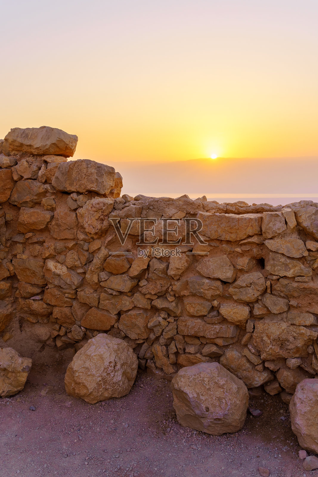 马萨达堡垒遗址的日出景观照片摄影图片