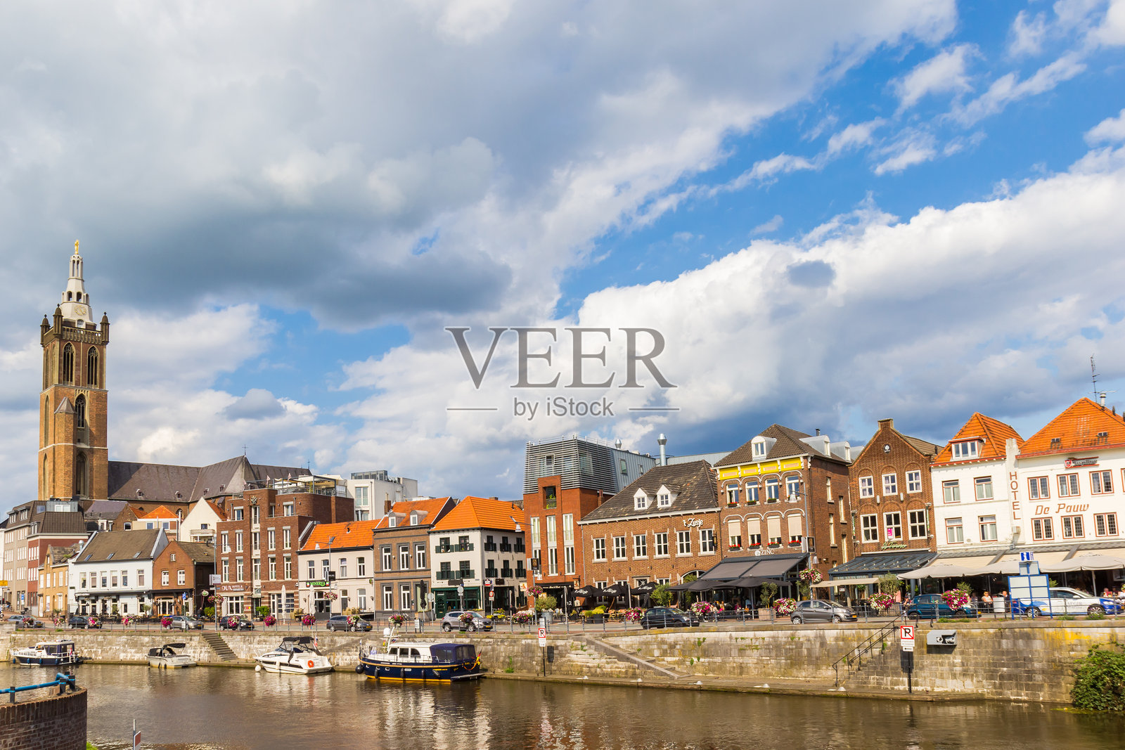 历史城市罗尔蒙德的罗尔河岸边照片摄影图片