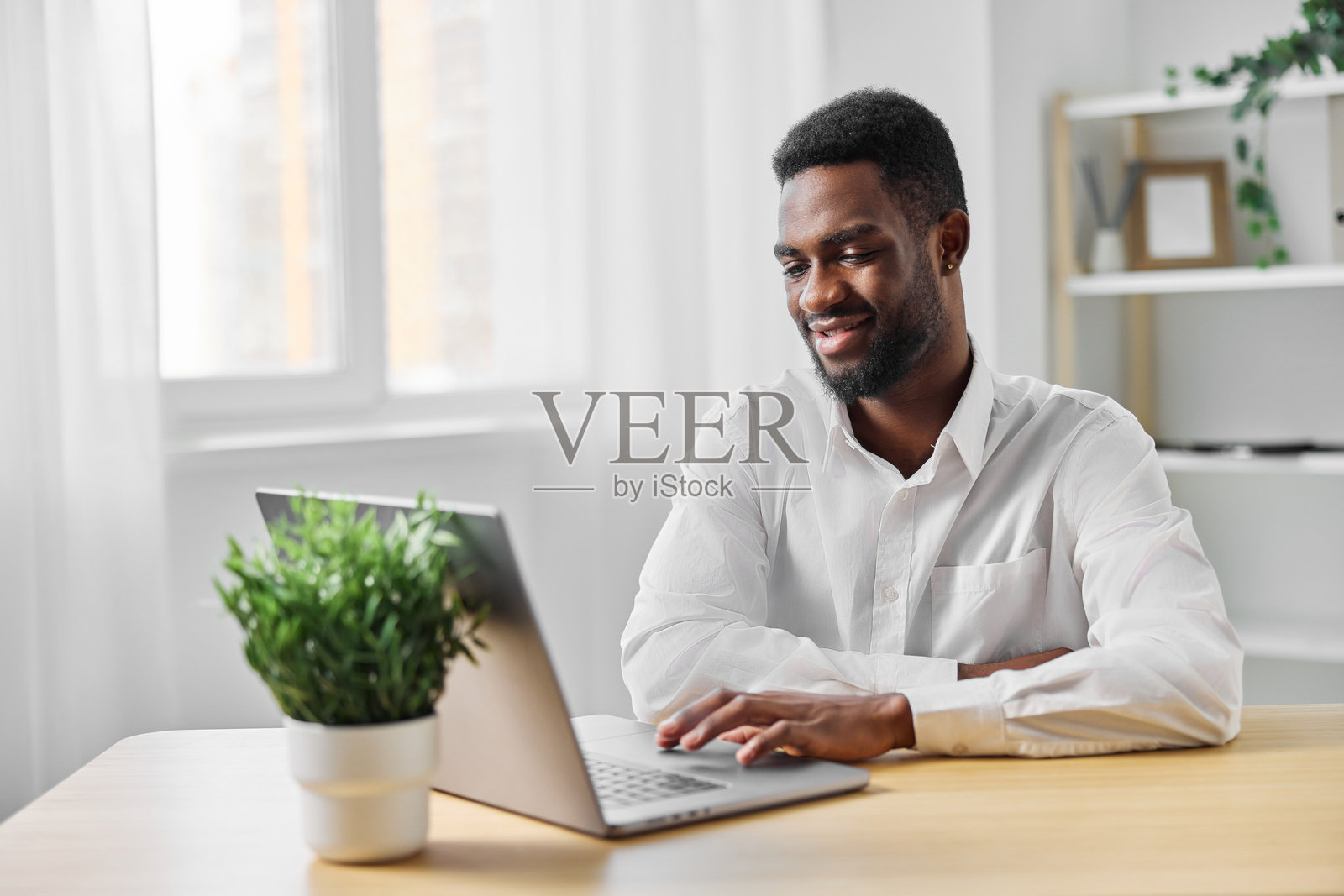 现代非洲学生在办公室使用笔记本电脑进行在线美国教育的自由职业工作照片摄影图片