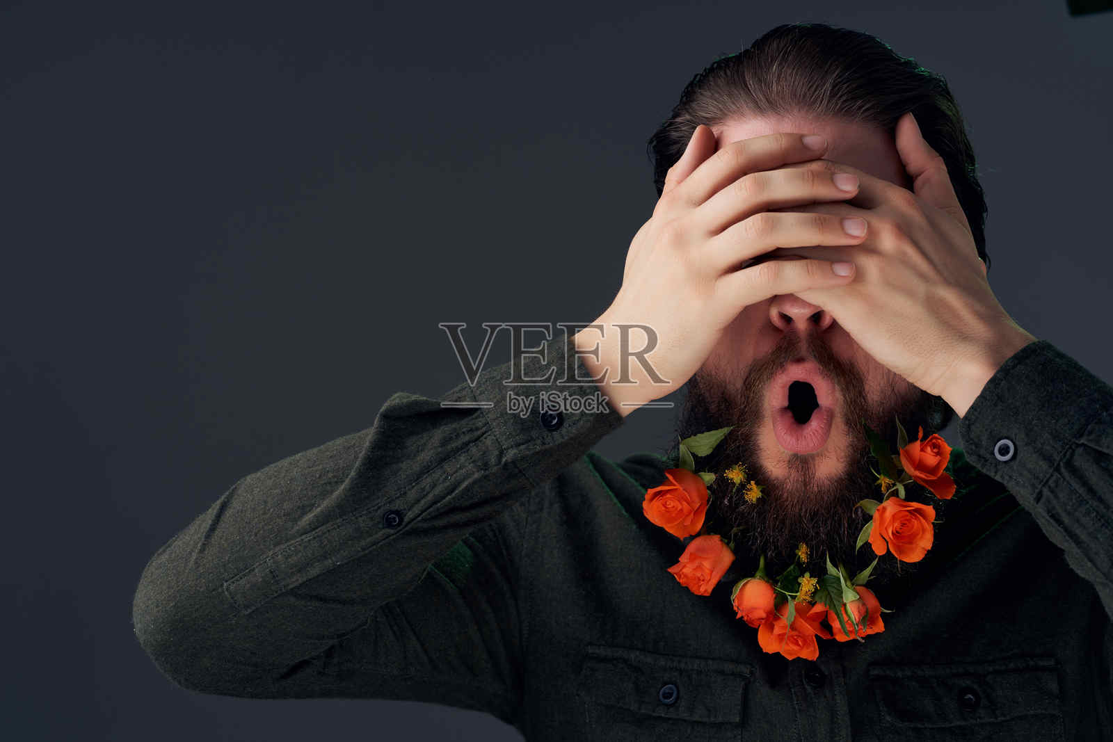 留着花胡子的帅气男人，穿着衬衫，背景为单色。照片摄影图片