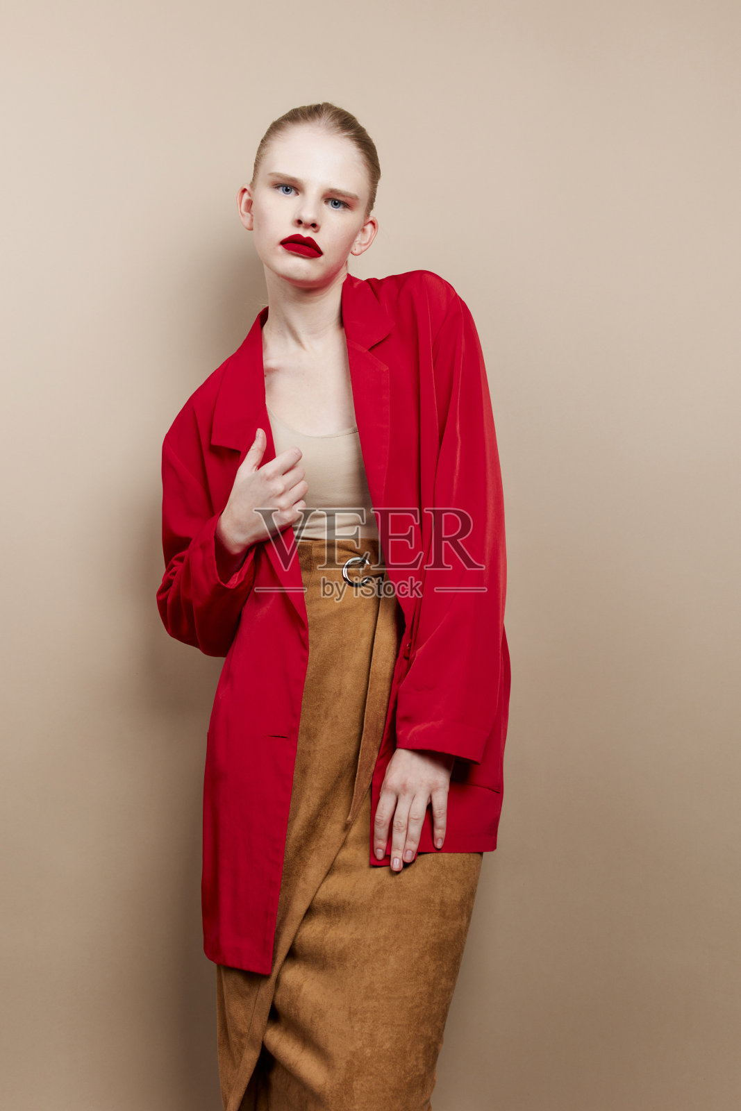 穿红色夹克的美丽女性化妆，摄影棚模特，未经过修饰照片摄影图片