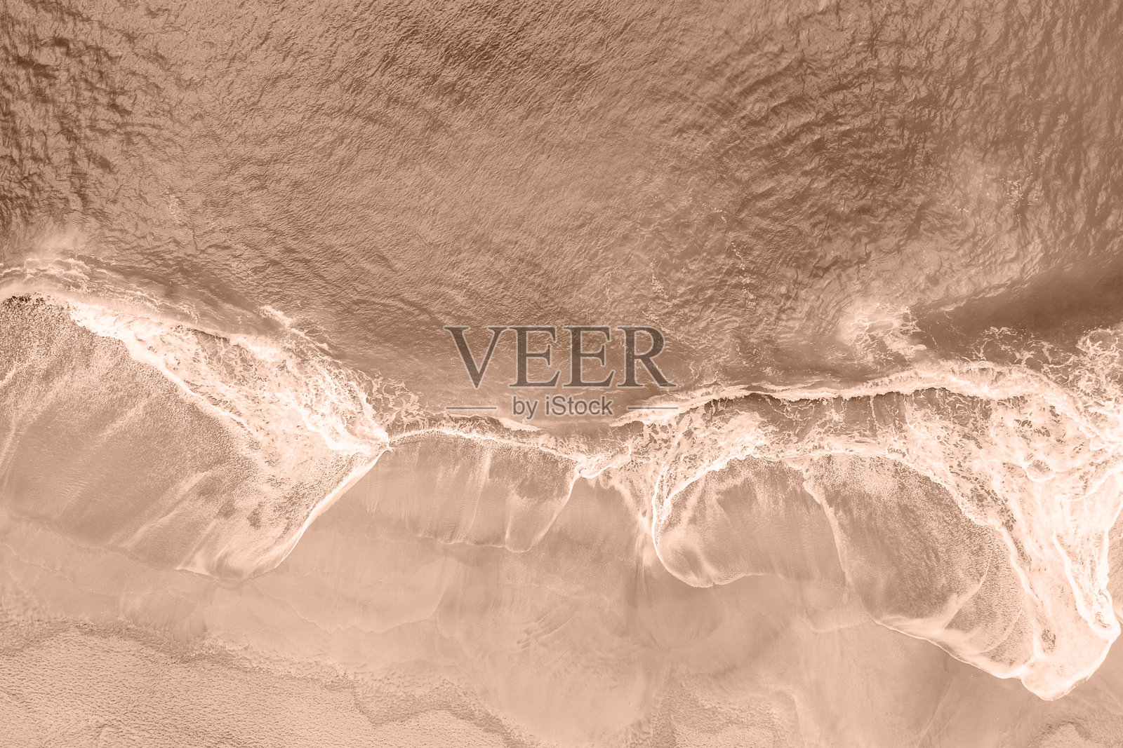 海浪与沙滩，2025年流行色摩卡慕斯。照片摄影图片