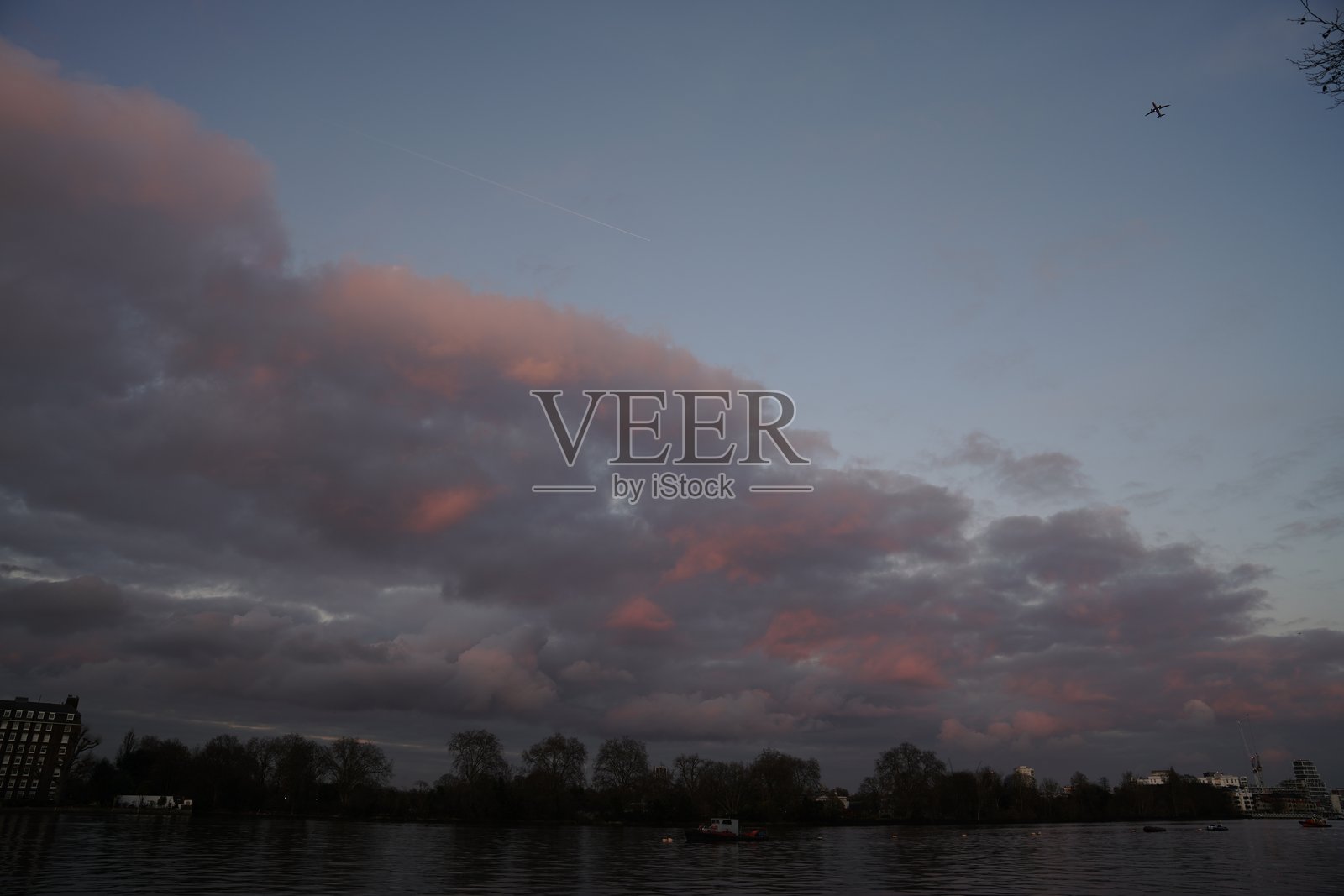 戏剧性的天空日落，傍晚早期的云彩形态照片摄影图片