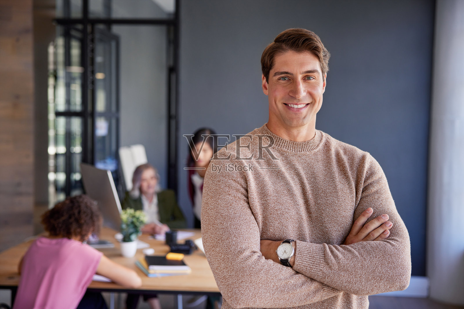 自信的团队领导在创意办公室中看着镜头照片摄影图片