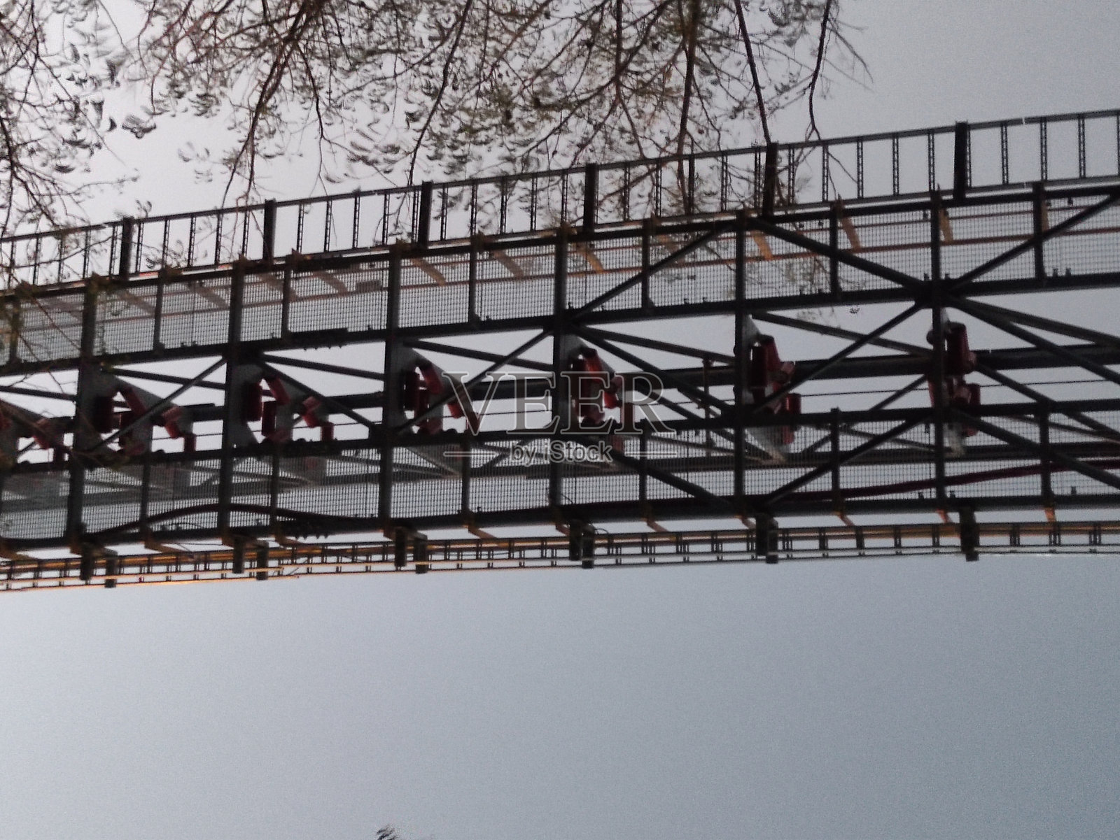 从下方看到的桥梁铁框架结构照片摄影图片