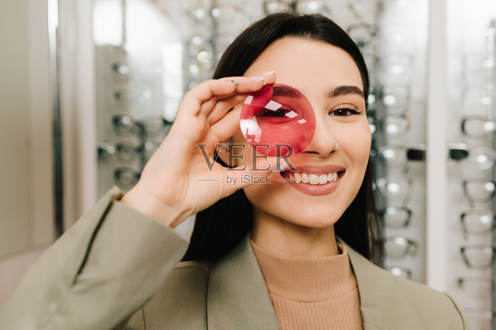眼病治疗与彩色隐形眼镜。眼科视力护理。女性在眼科中心选择用于散光治疗的光学镜片。照片摄影图片