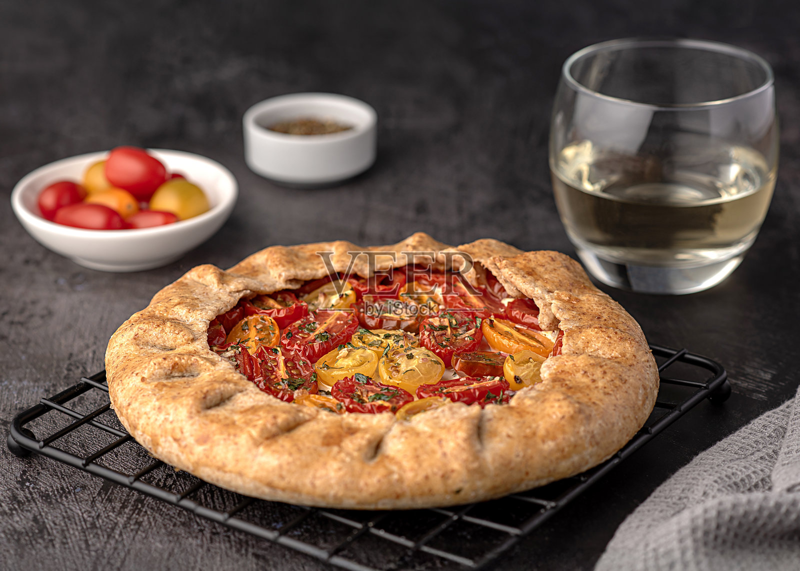 番茄和瑞可达奶酪的法式薄饼美食摄影照片摄影图片