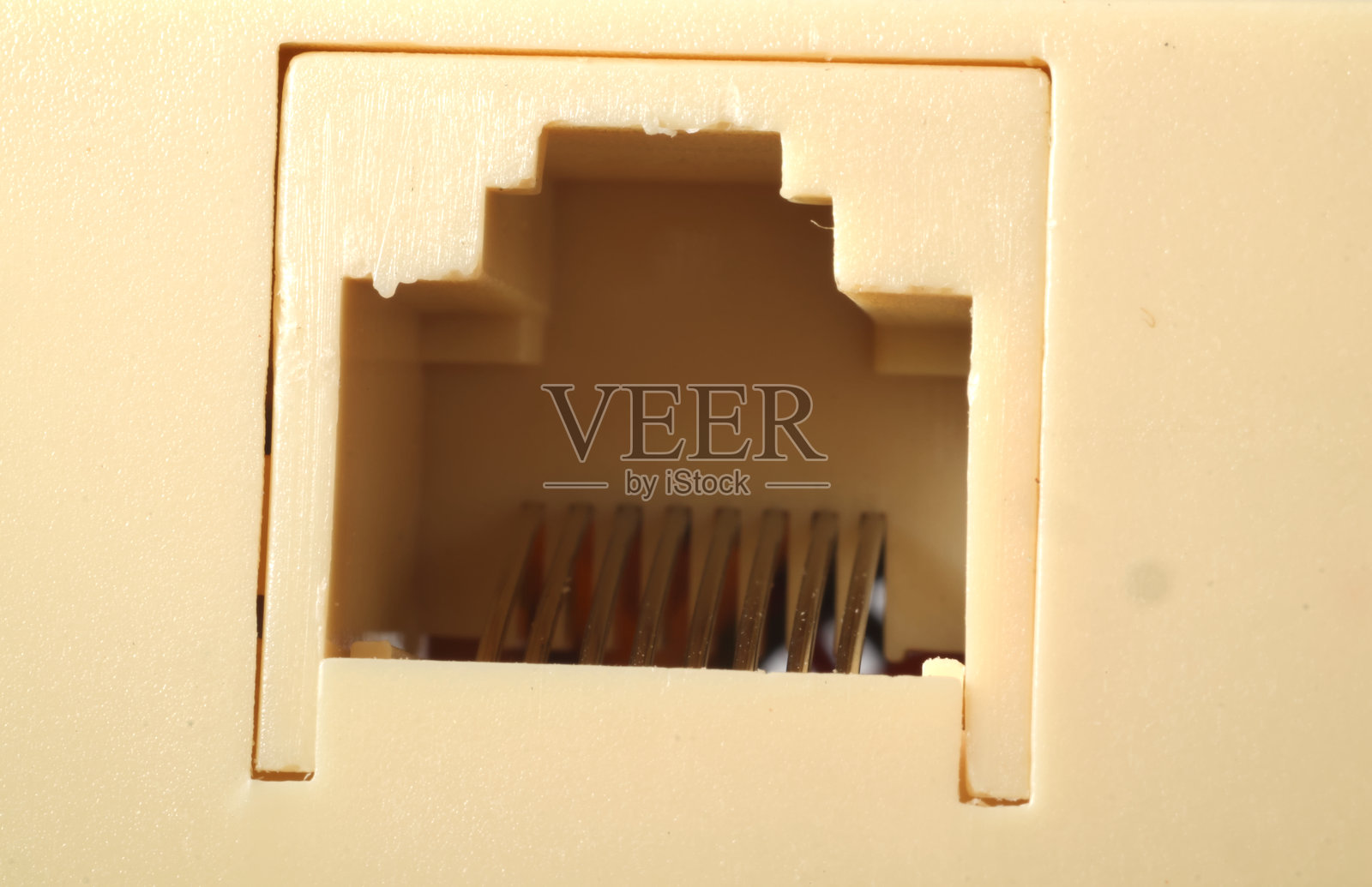 电话分线盒，单个RJ45接口，白色背景。用于分割和连接网络电缆。照片摄影图片