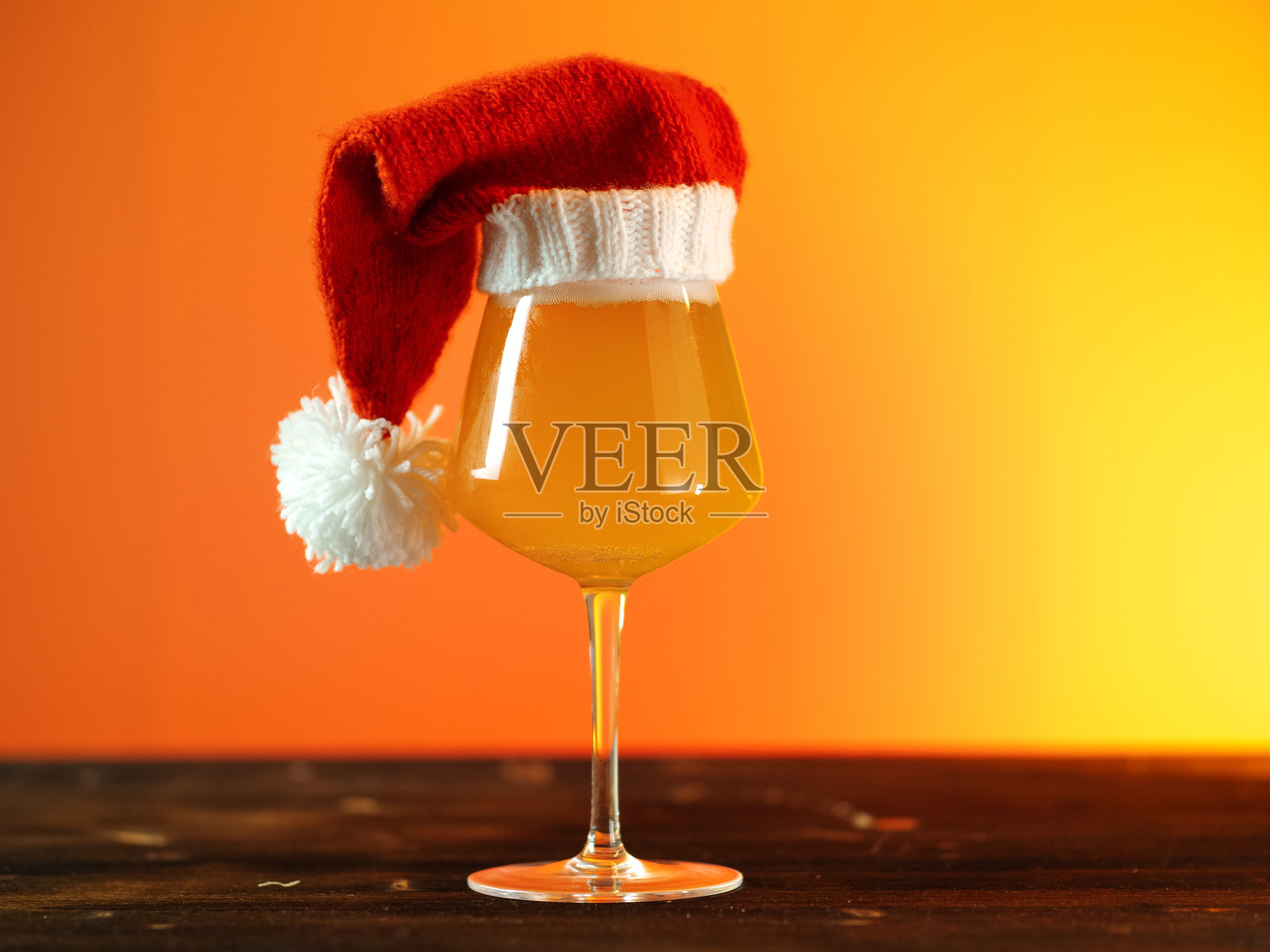 时尚的圣诞手工啤酒杯戴着圣诞老人帽照片摄影图片