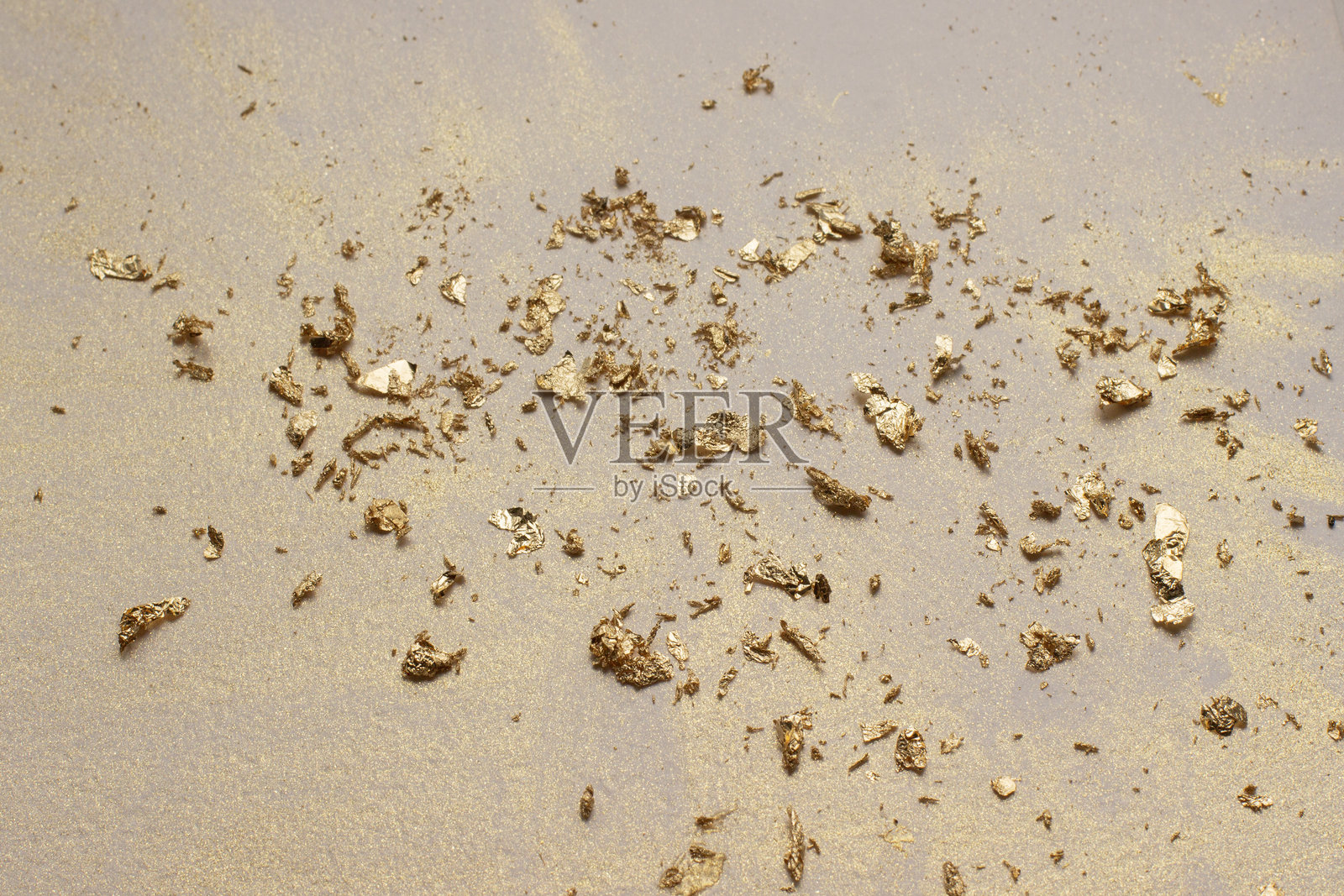 金色闪亮纸张纹理，带有在米色水彩背景上的闪烁光点照片摄影图片