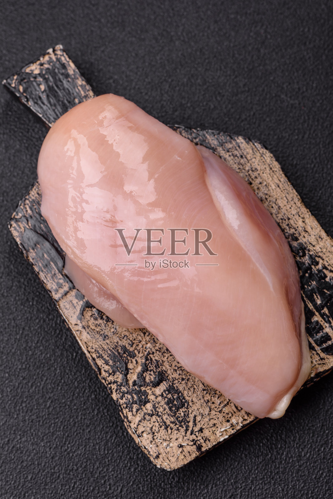 盐、香料和草药腌制的生鸡肉或火鸡肉片照片摄影图片