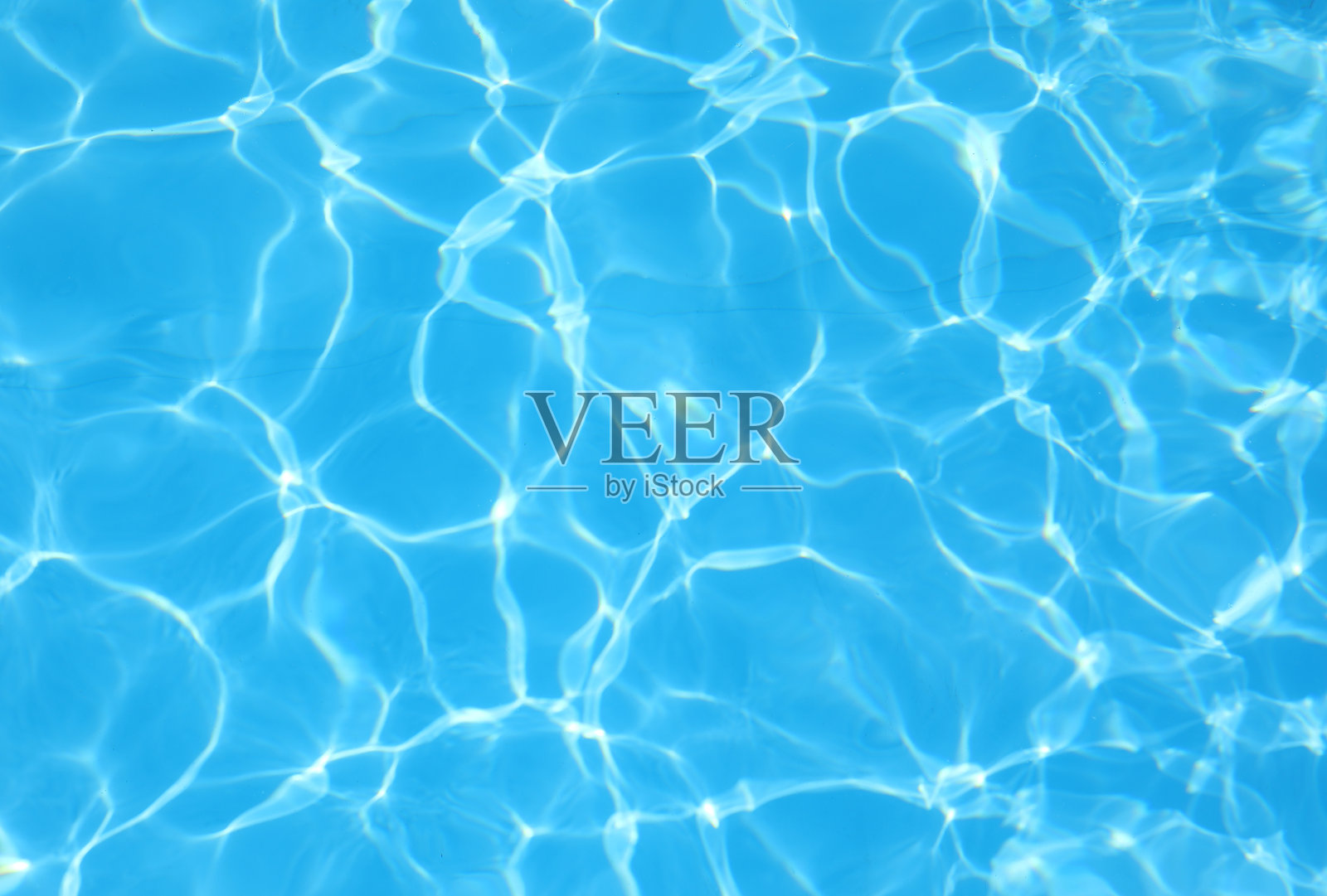 没有其他人的浅蓝色游泳池水背景，带有光线反射。照片摄影图片