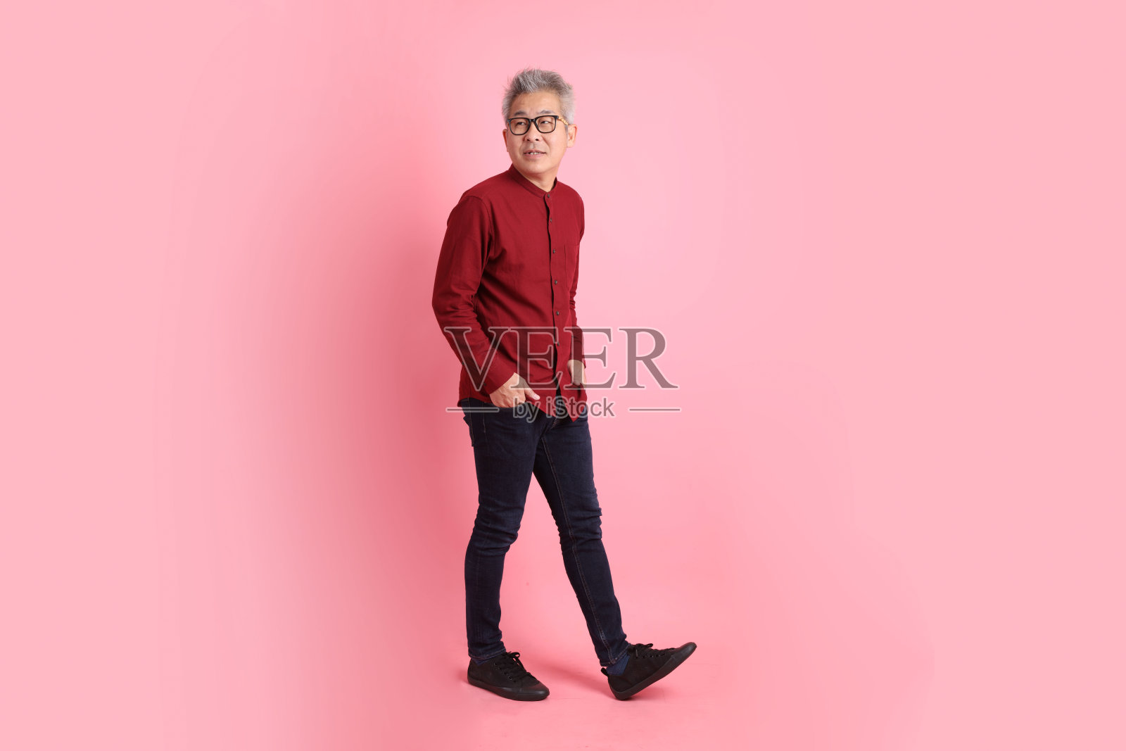 穿红衬衫的50岁男子照片摄影图片