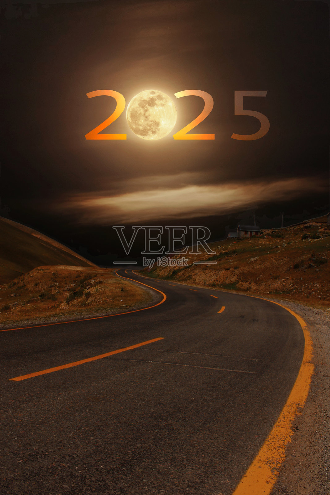 2024年新年概念的路标与月亮。2025年快乐新年创意。照片摄影图片