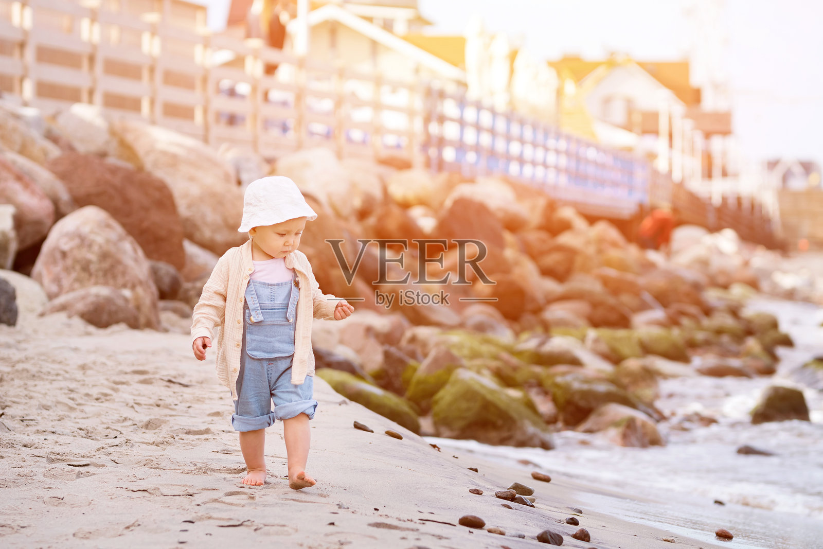 小女孩在海边的沙滩上奔跑照片摄影图片