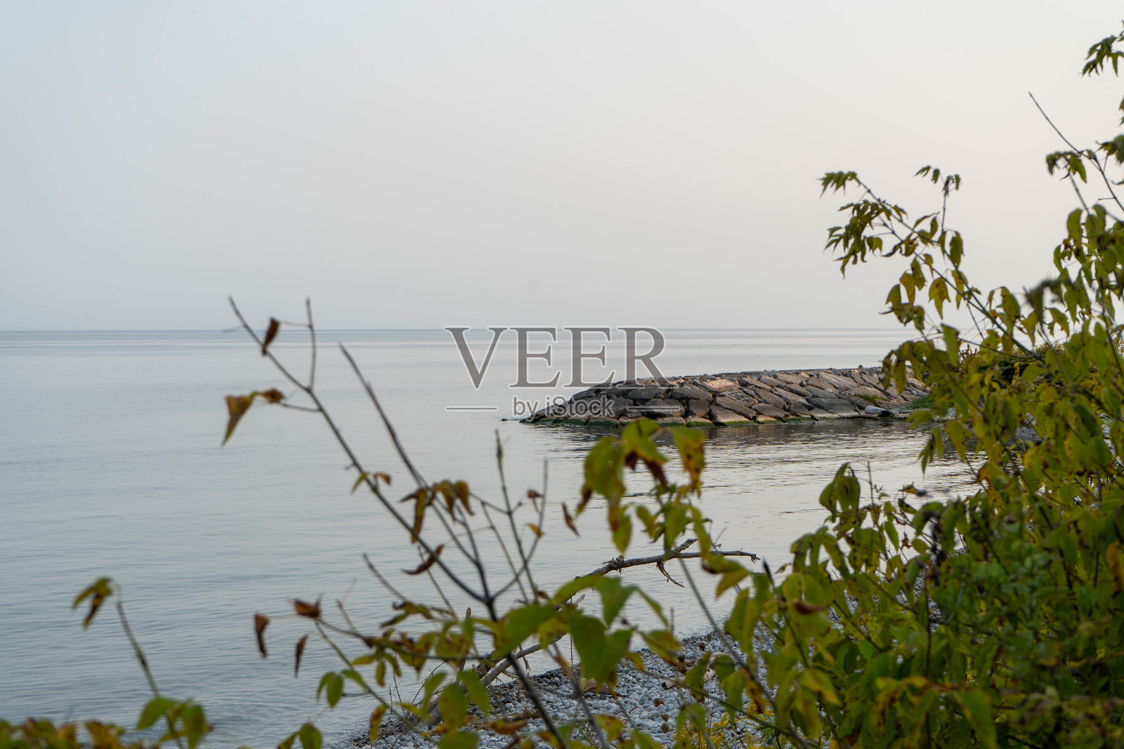 宁静的湖泊与石头码头照片摄影图片