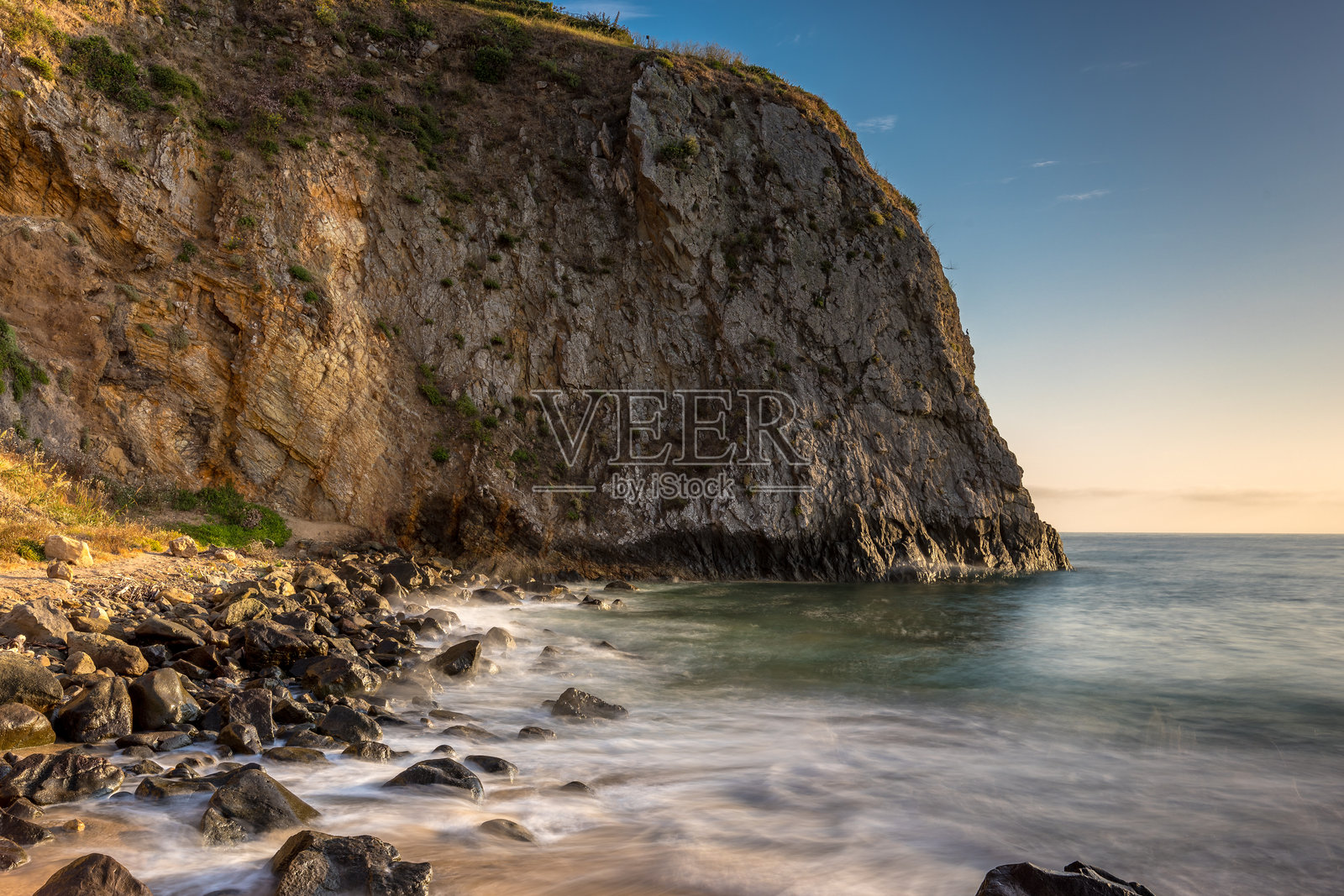 水晶湾海滩的悬崖景观照片摄影图片