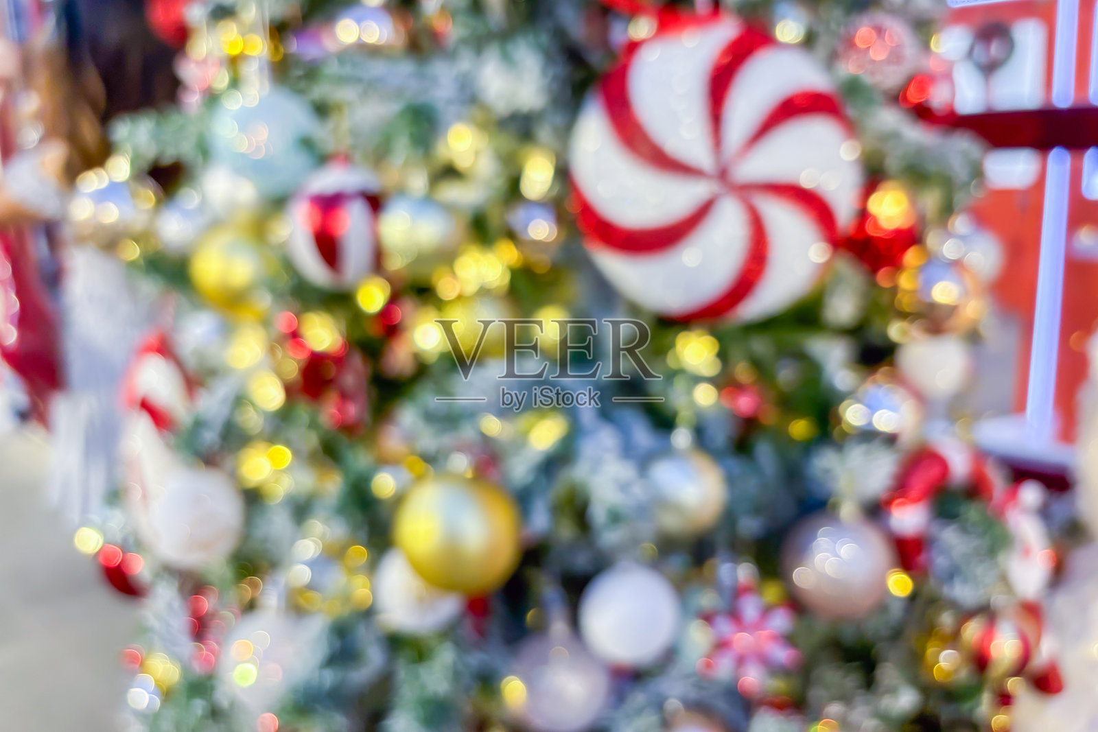 抽象的圣诞节假日，节日金色散景灯光映衬模糊的圣诞树背景照片摄影图片