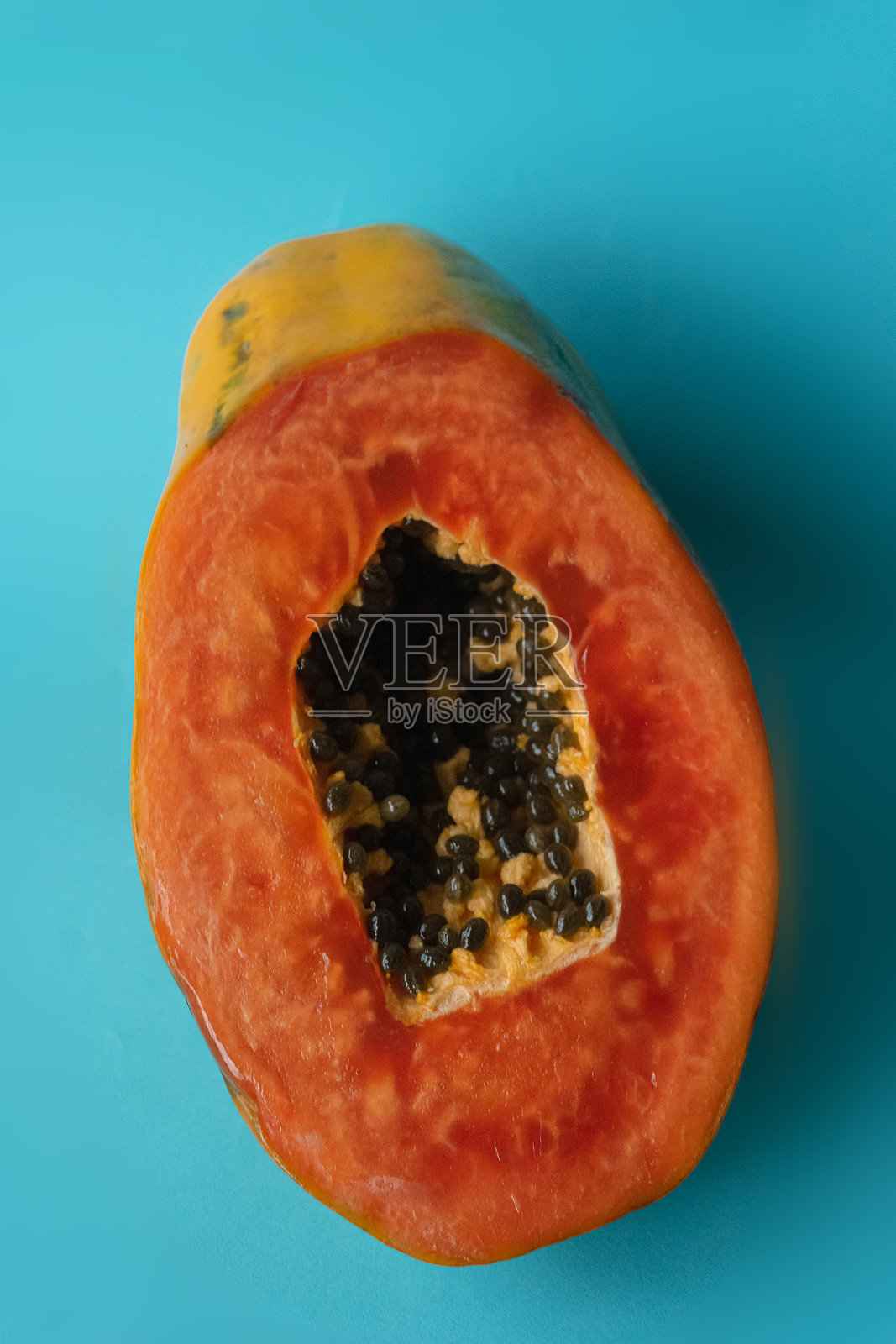 蓝色背景上的木瓜照片摄影图片